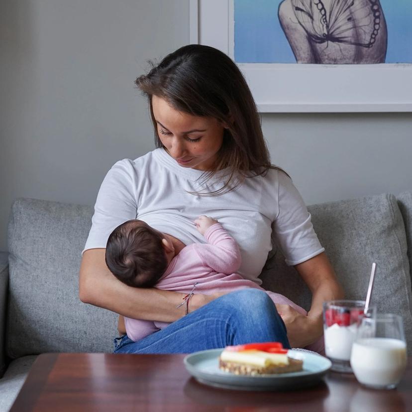 Kvinne ammer baby