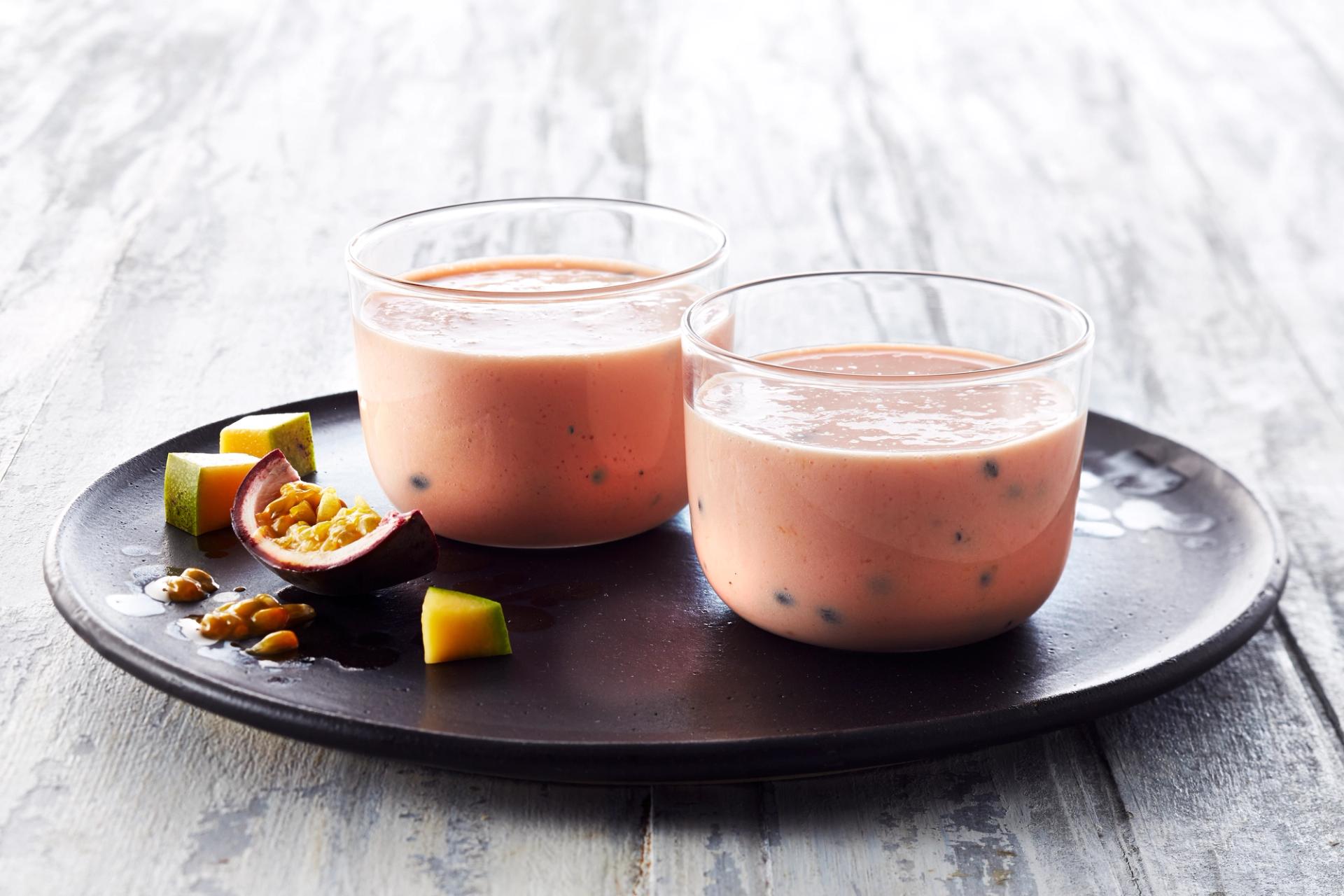 Pasjonsfrukt- og jordbærmilkshake