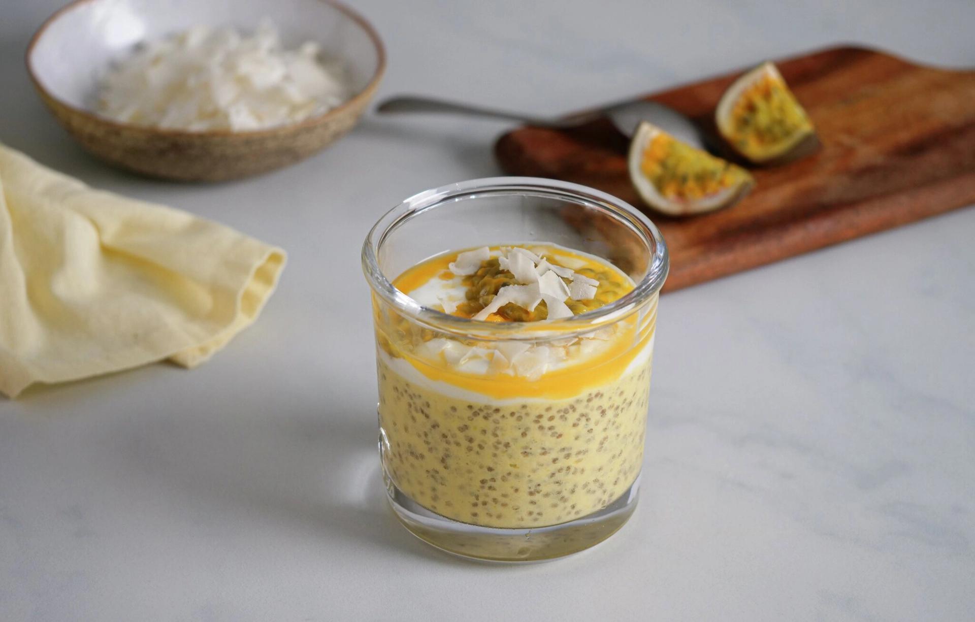 Et glass med chiapudding, toppet med mango og kokos