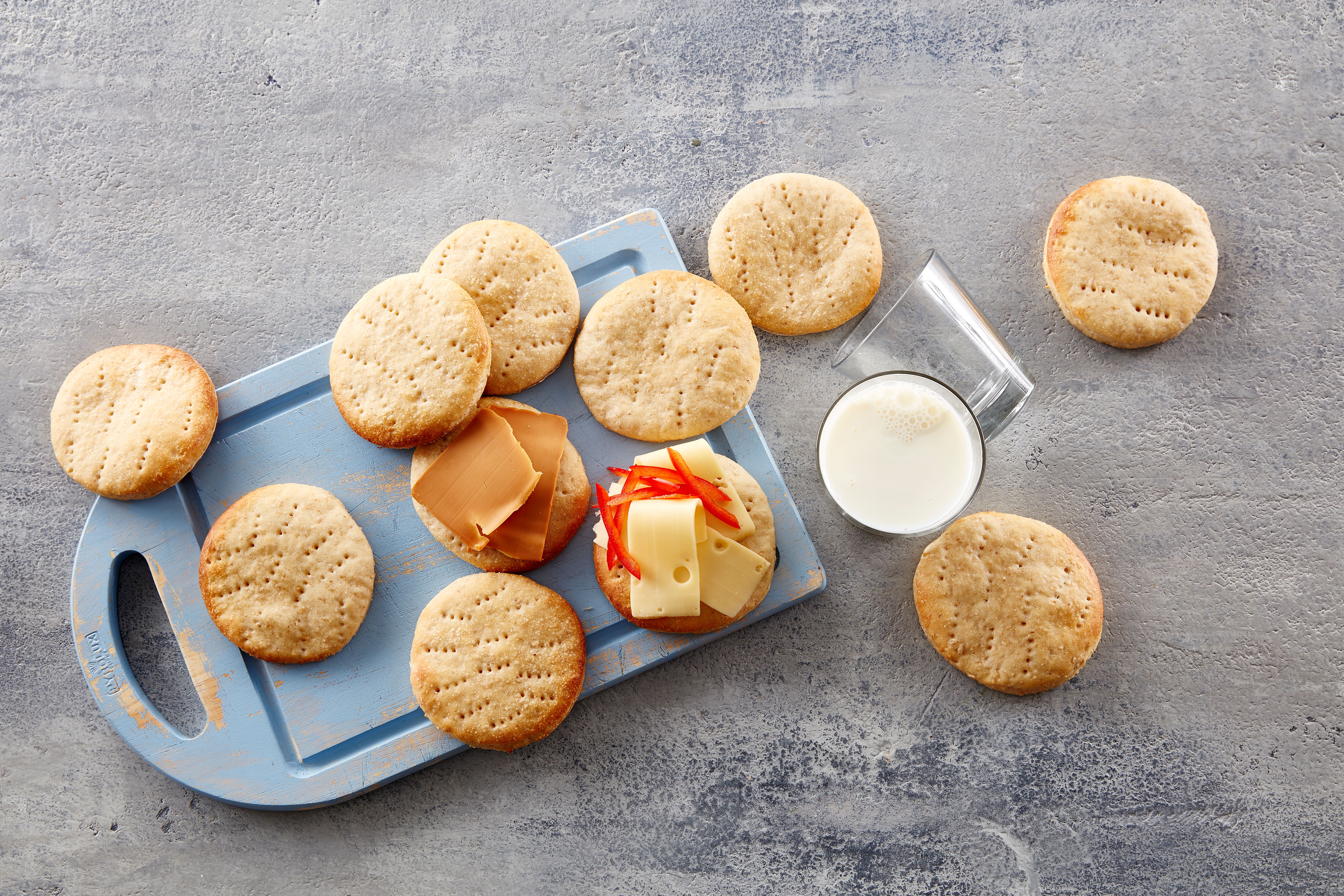 Runde blingser på en fjøl med et glass melk