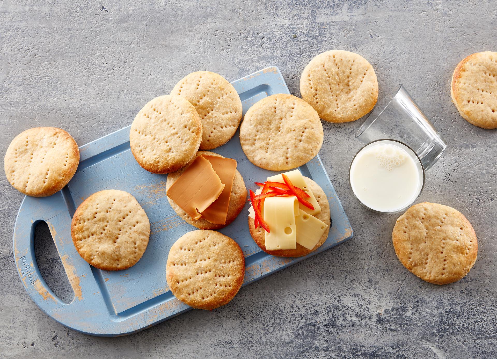 Runde blingser på en fjøl med et glass melk
