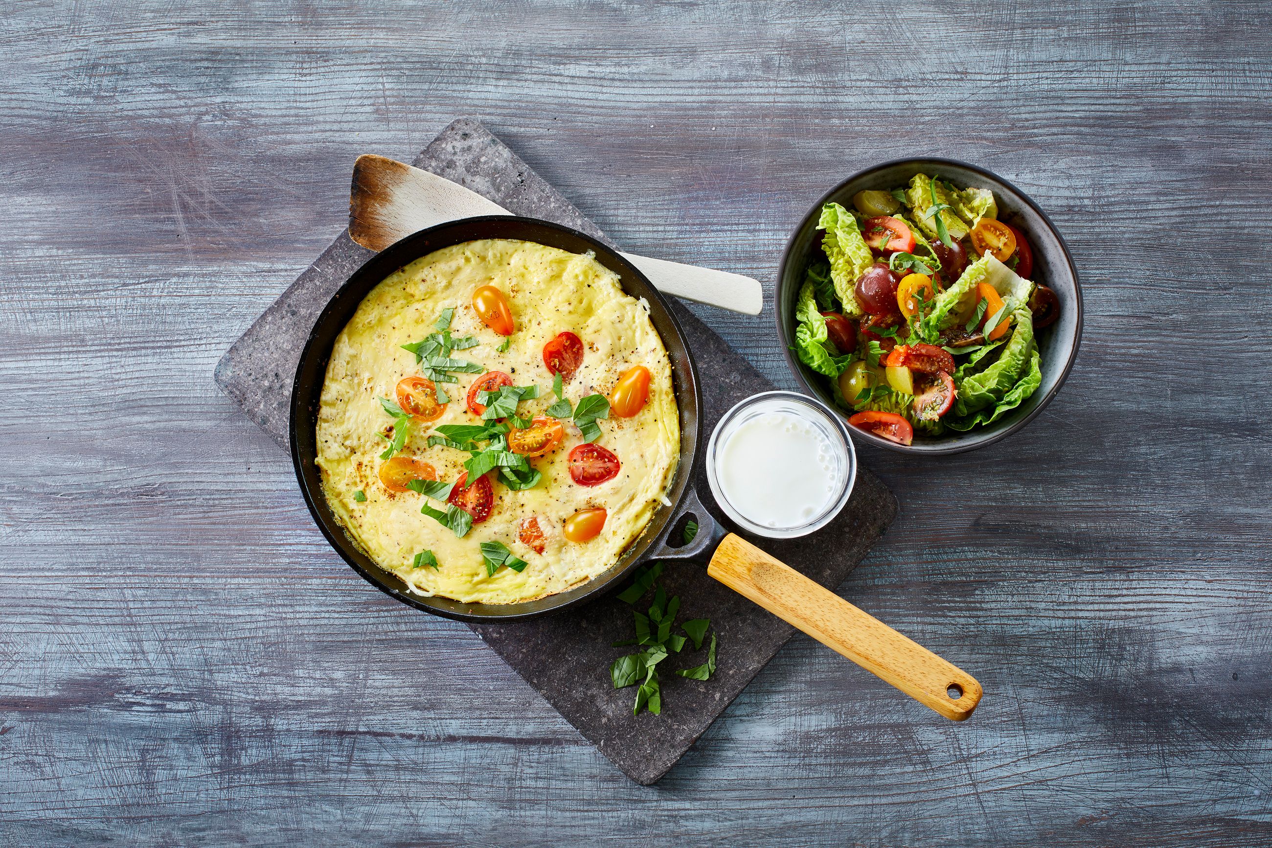 Omelett med cottage cheese og en skål med salat 