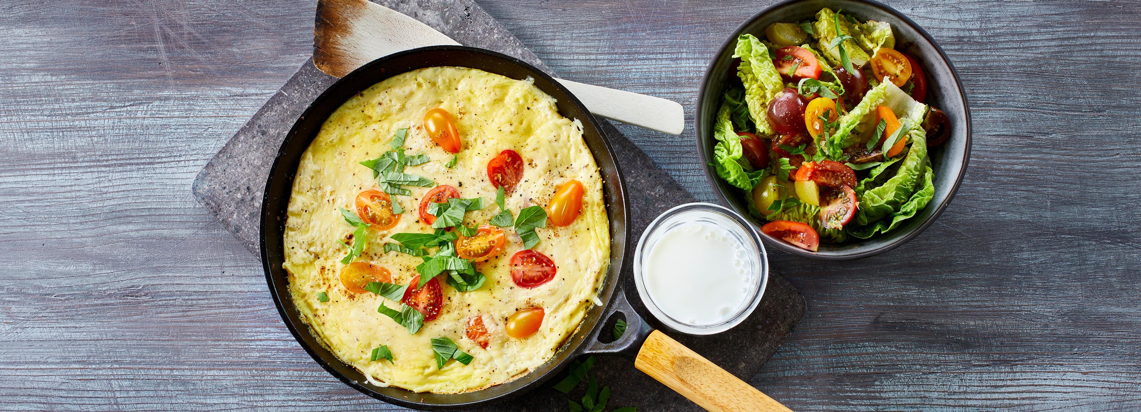 Omelett med cottage cheese og en skål med salat