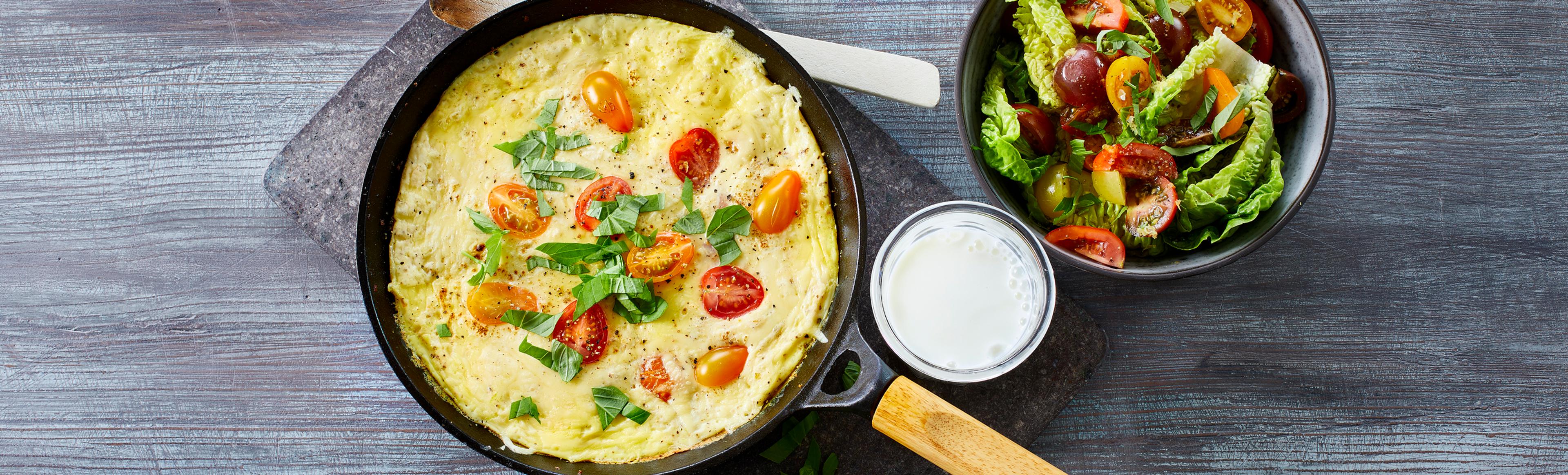 Omelett med cottage cheese og en skål med salat