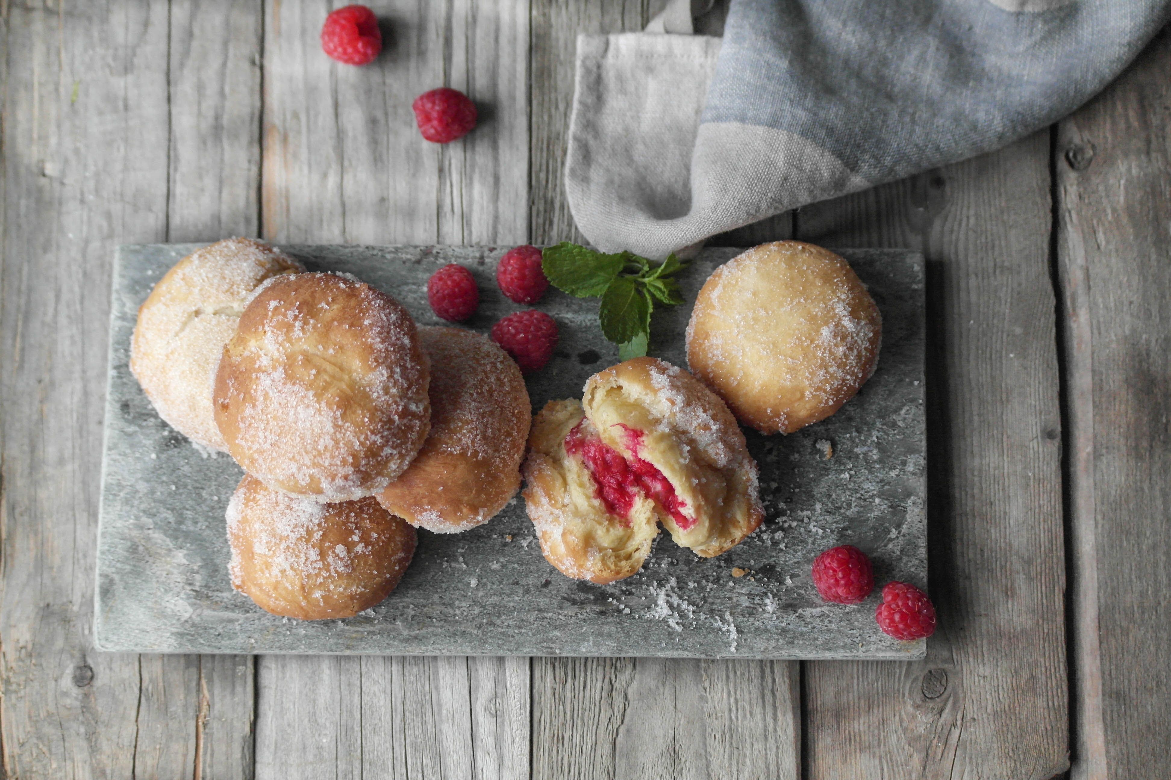 Saftige berlinerboller med lune bringebær