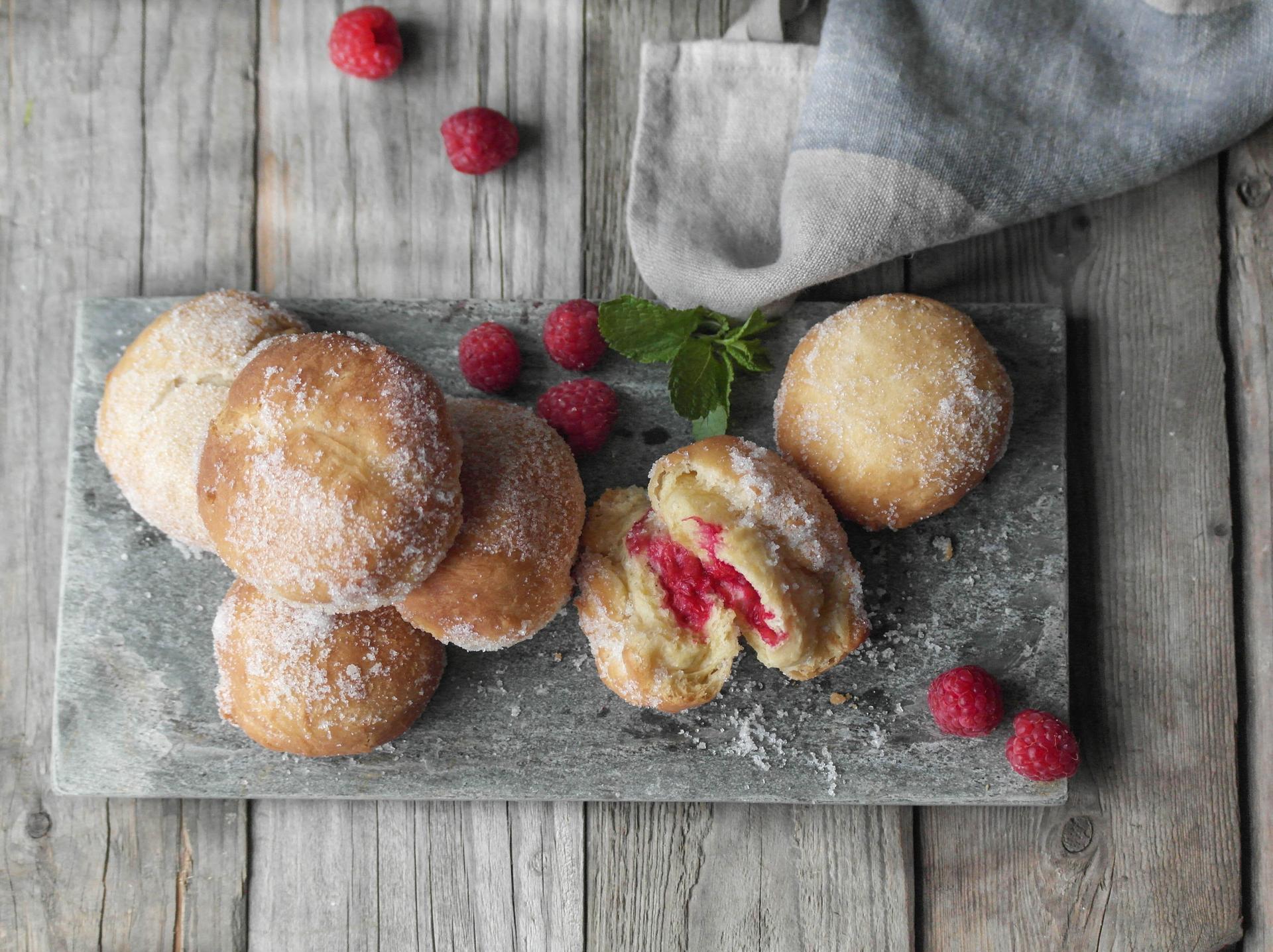 Saftige berlinerboller med lune bringebær