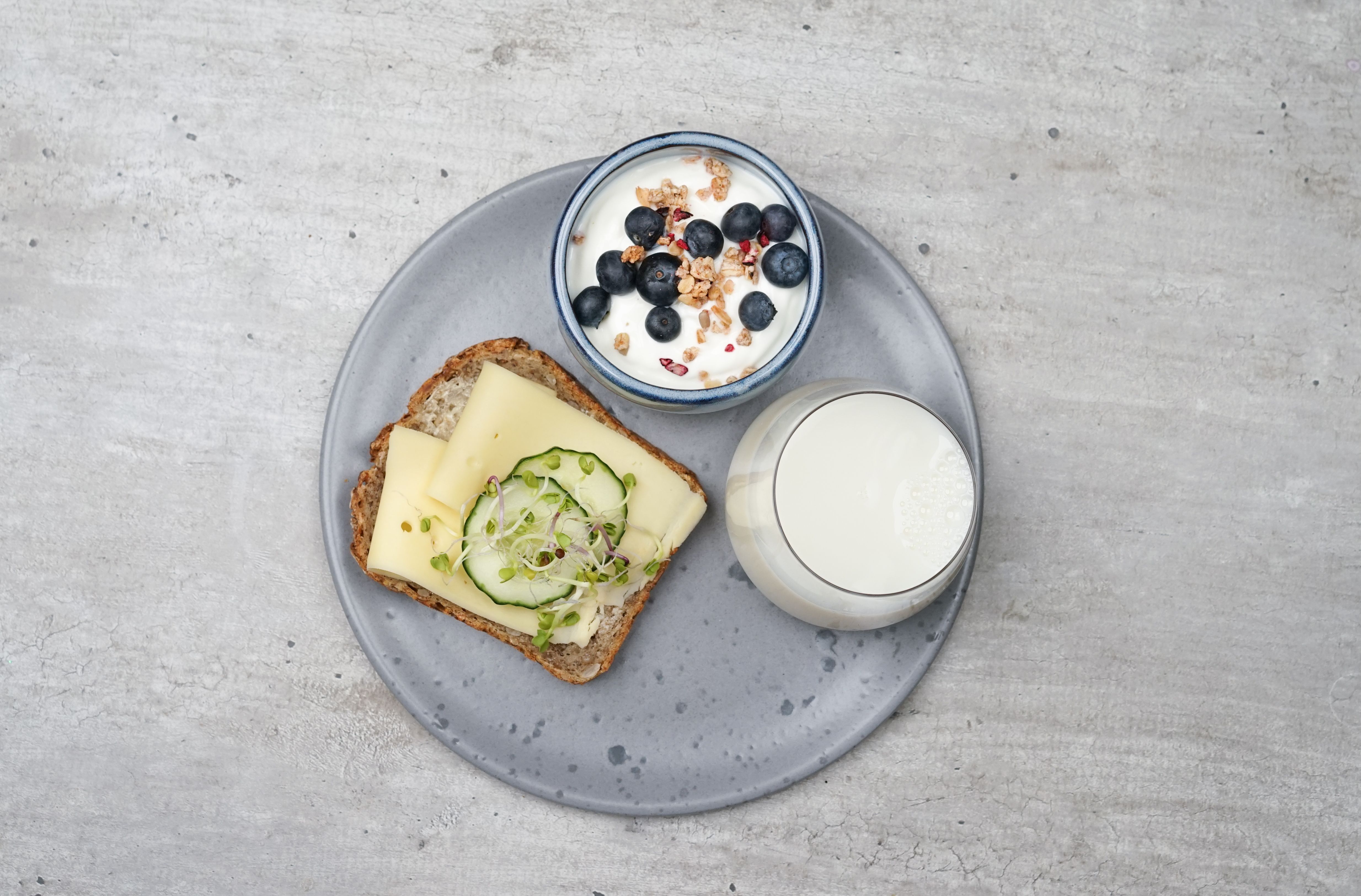 Melk, yoghurt og brødskive med gulost