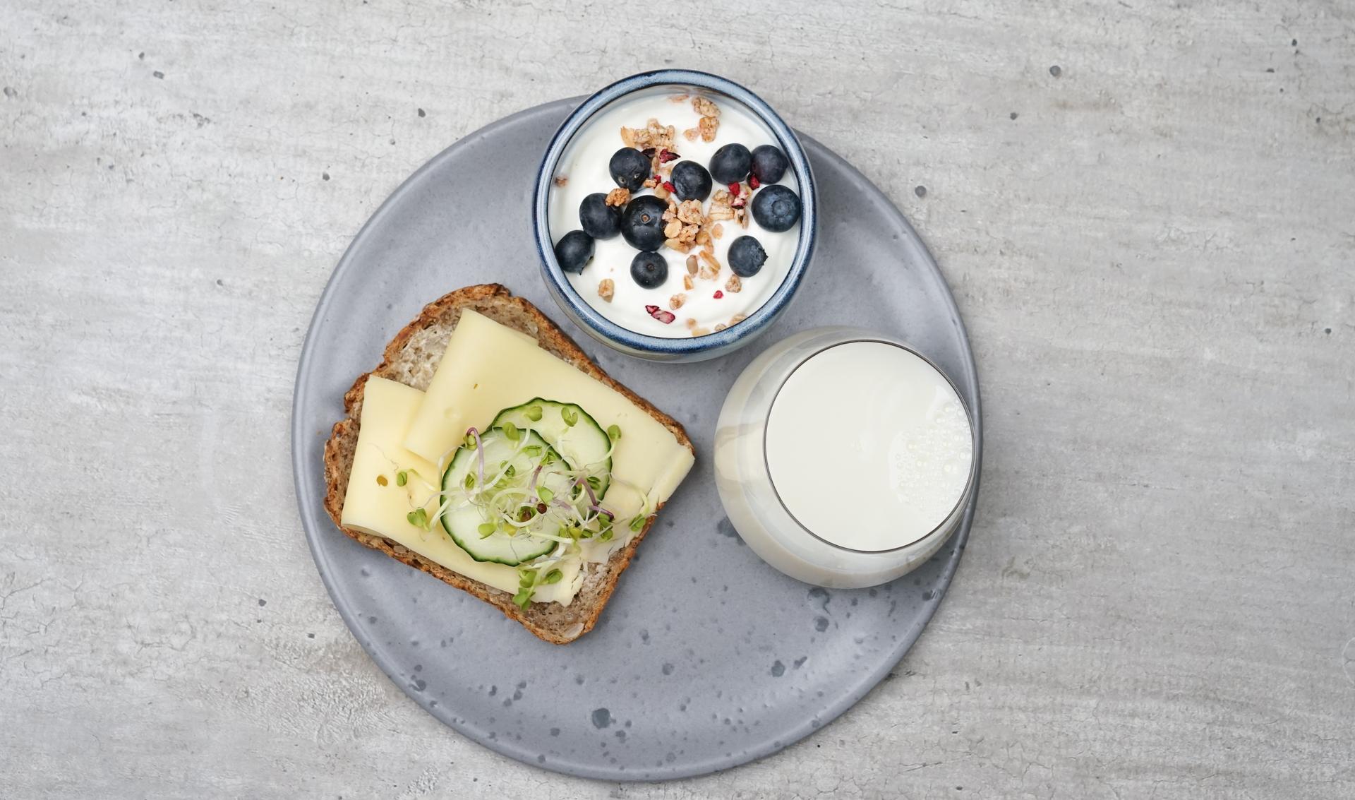 Melk, yoghurt og brødskive med gulost
