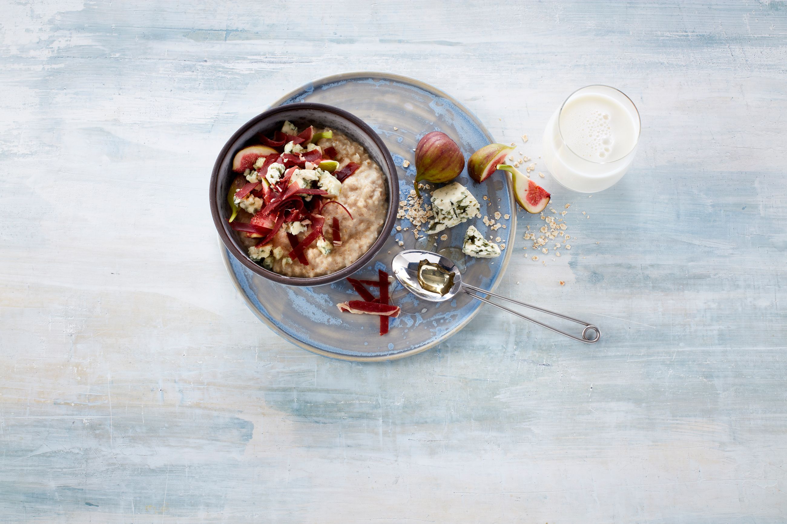 Havregrøt med blåmuggost og fenalår 