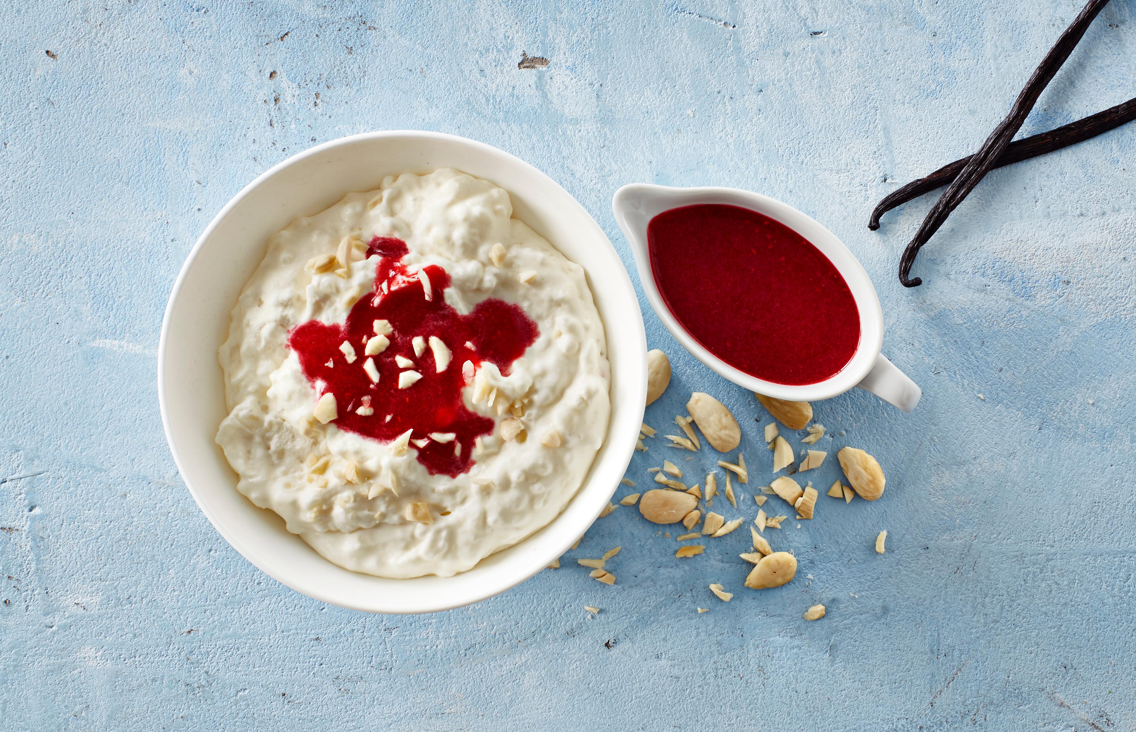 Riskrem med rødsaus