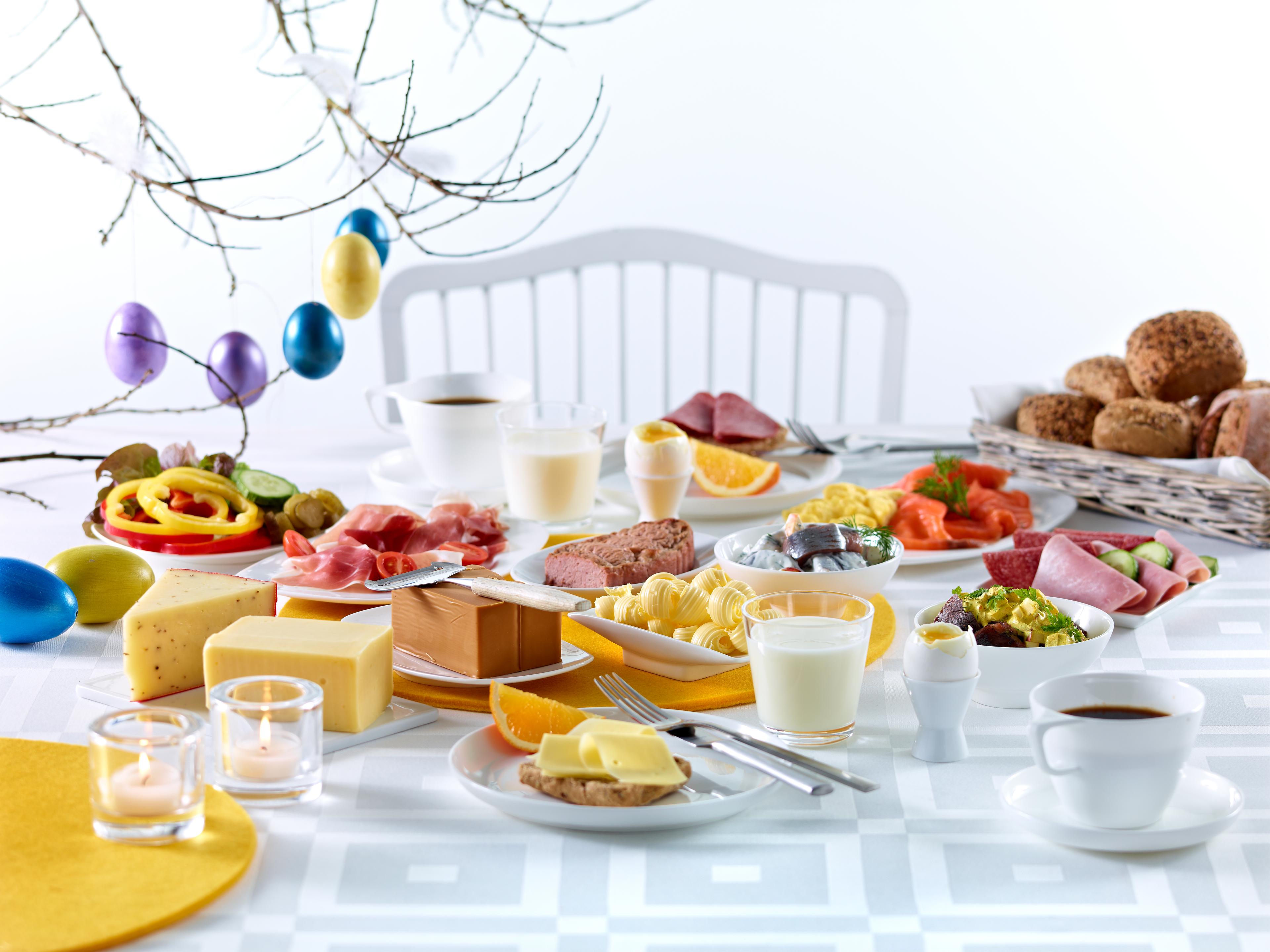 Frokostbord med påskepynt