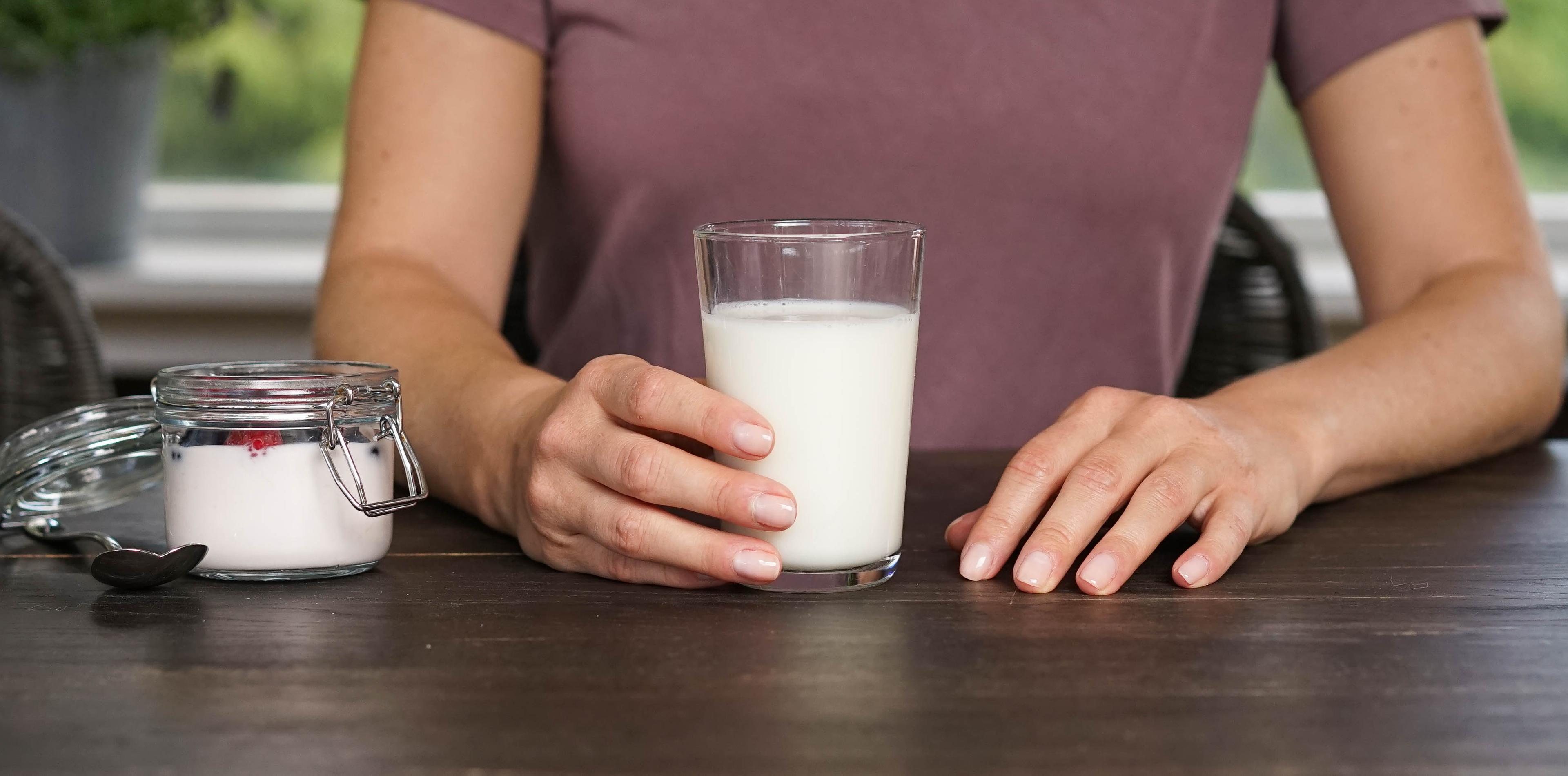 Familie sittende ved frokostbord med melk og ost
