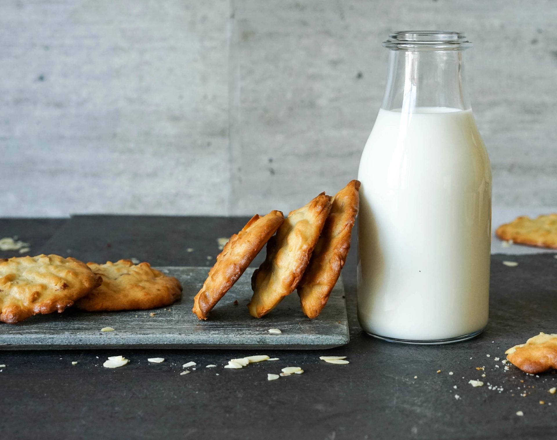 Dame som holder knekkebrød med gulost i hånden