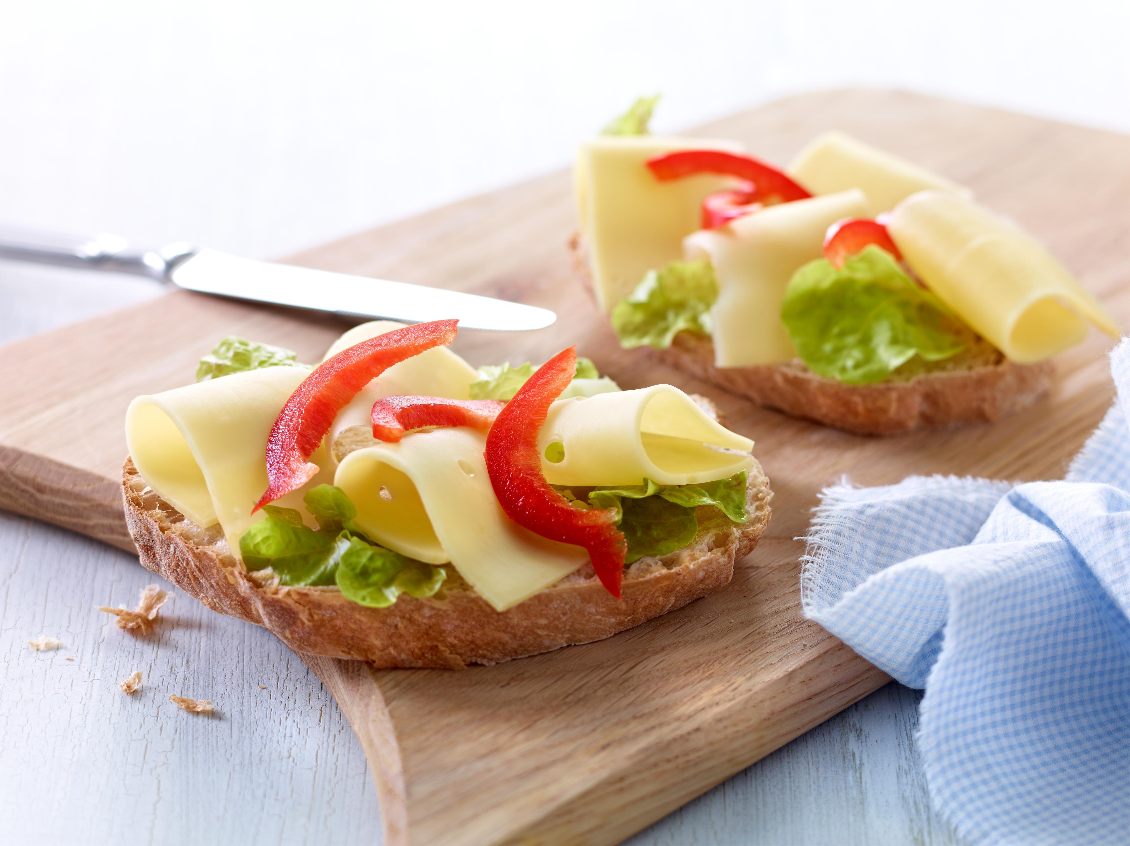 To brødskiver med gulost