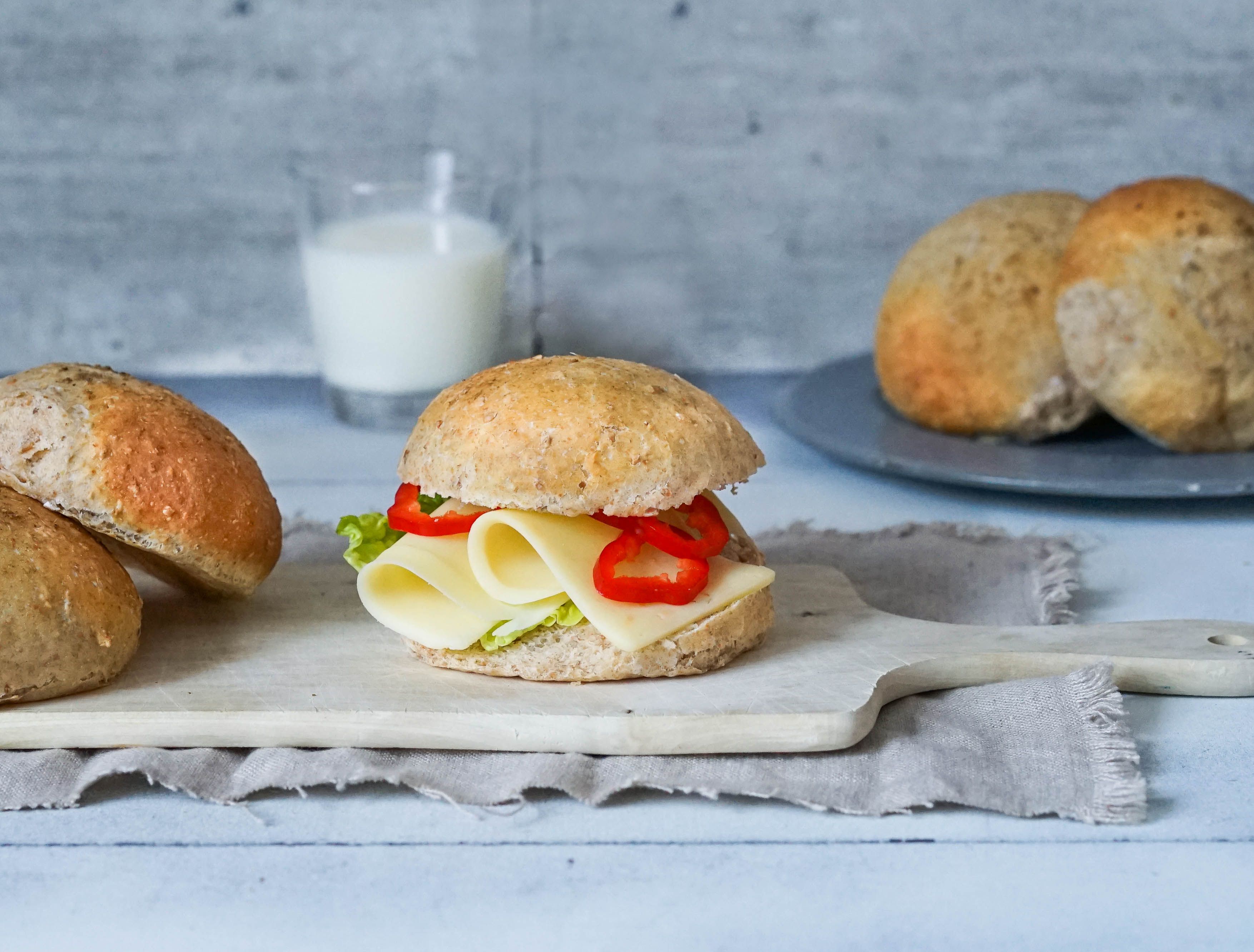 Landbolle med ost og paprika