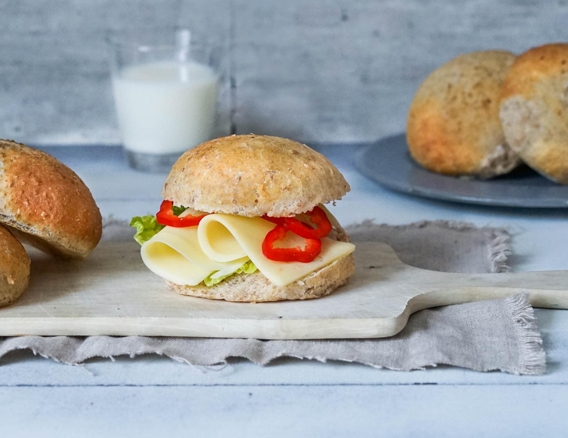 Landbolle med ost og paprika