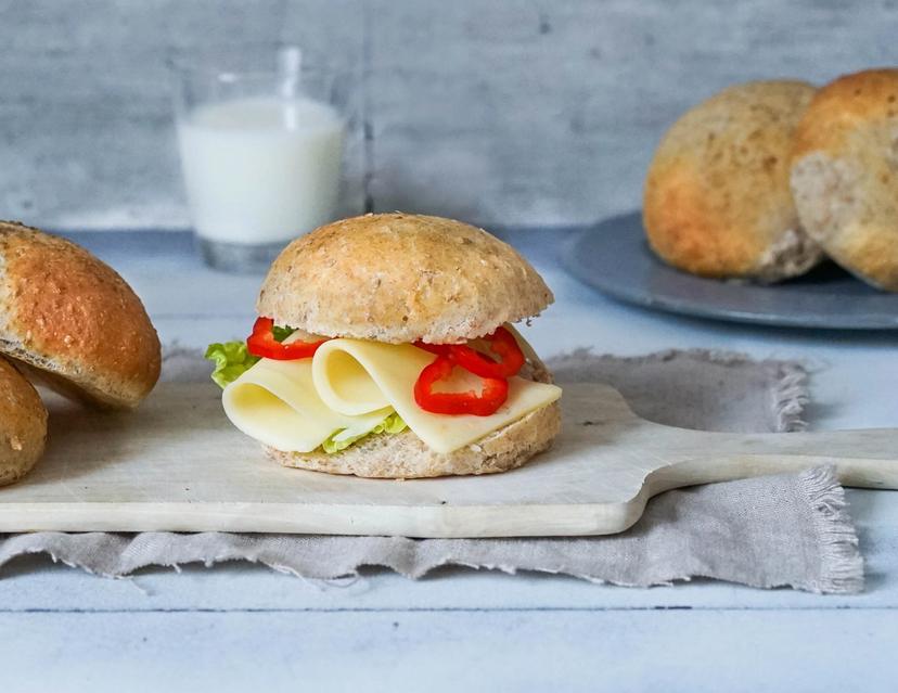 Landbolle med ost og paprika