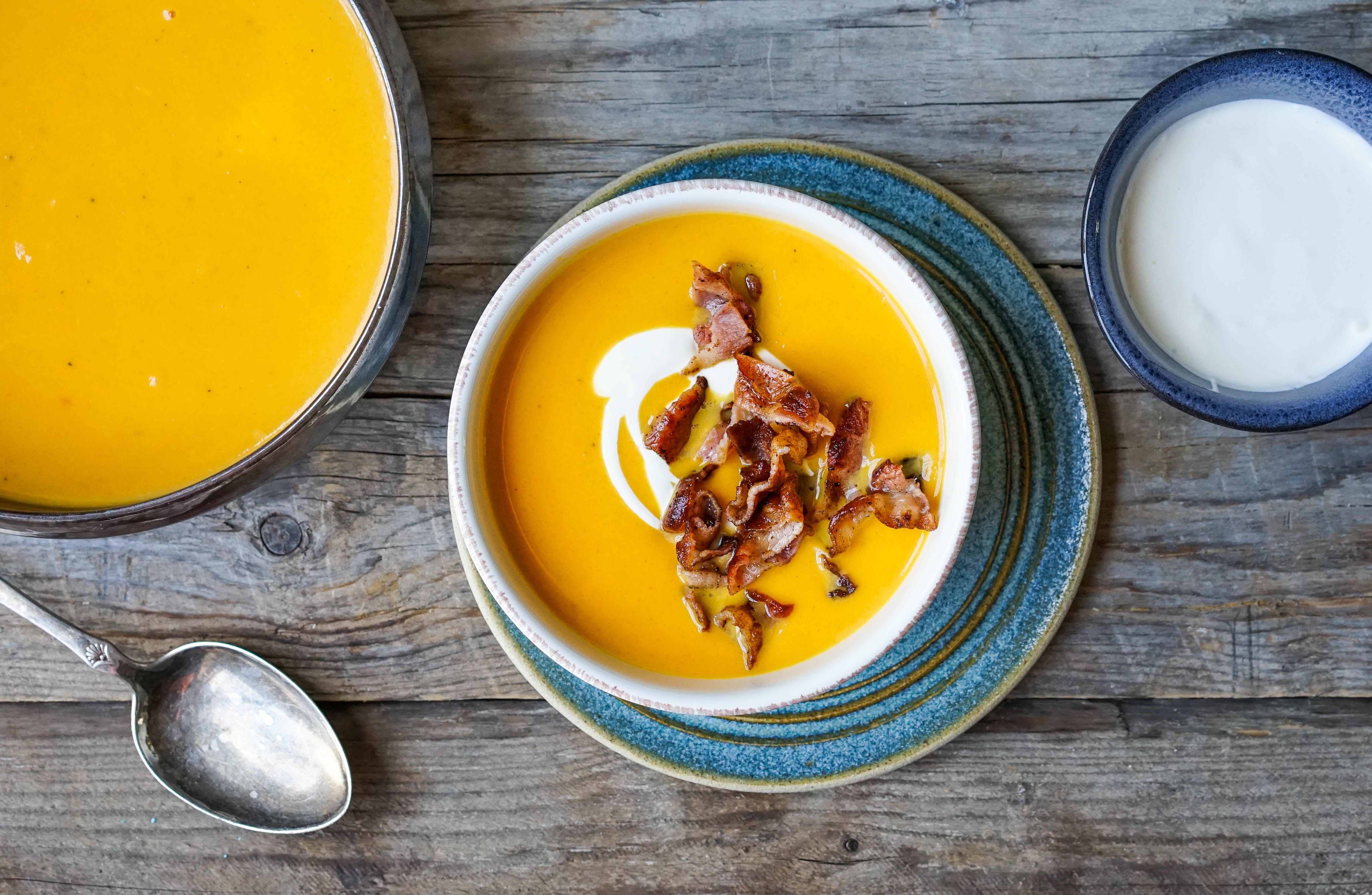 Søtpotetsuppe med bacon og crème fraîshe