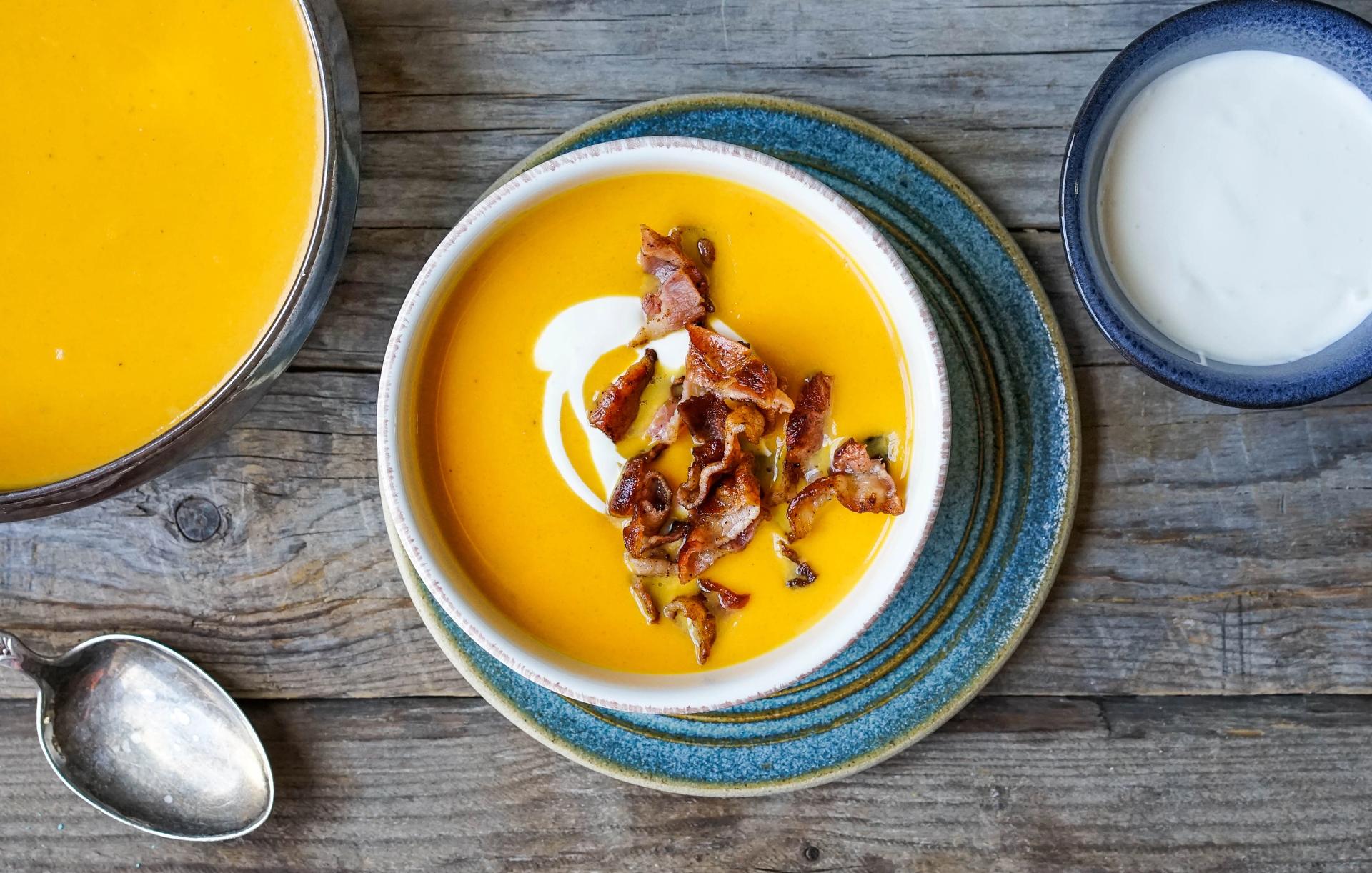 Søtpotetsuppe med bacon og crème fraîshe