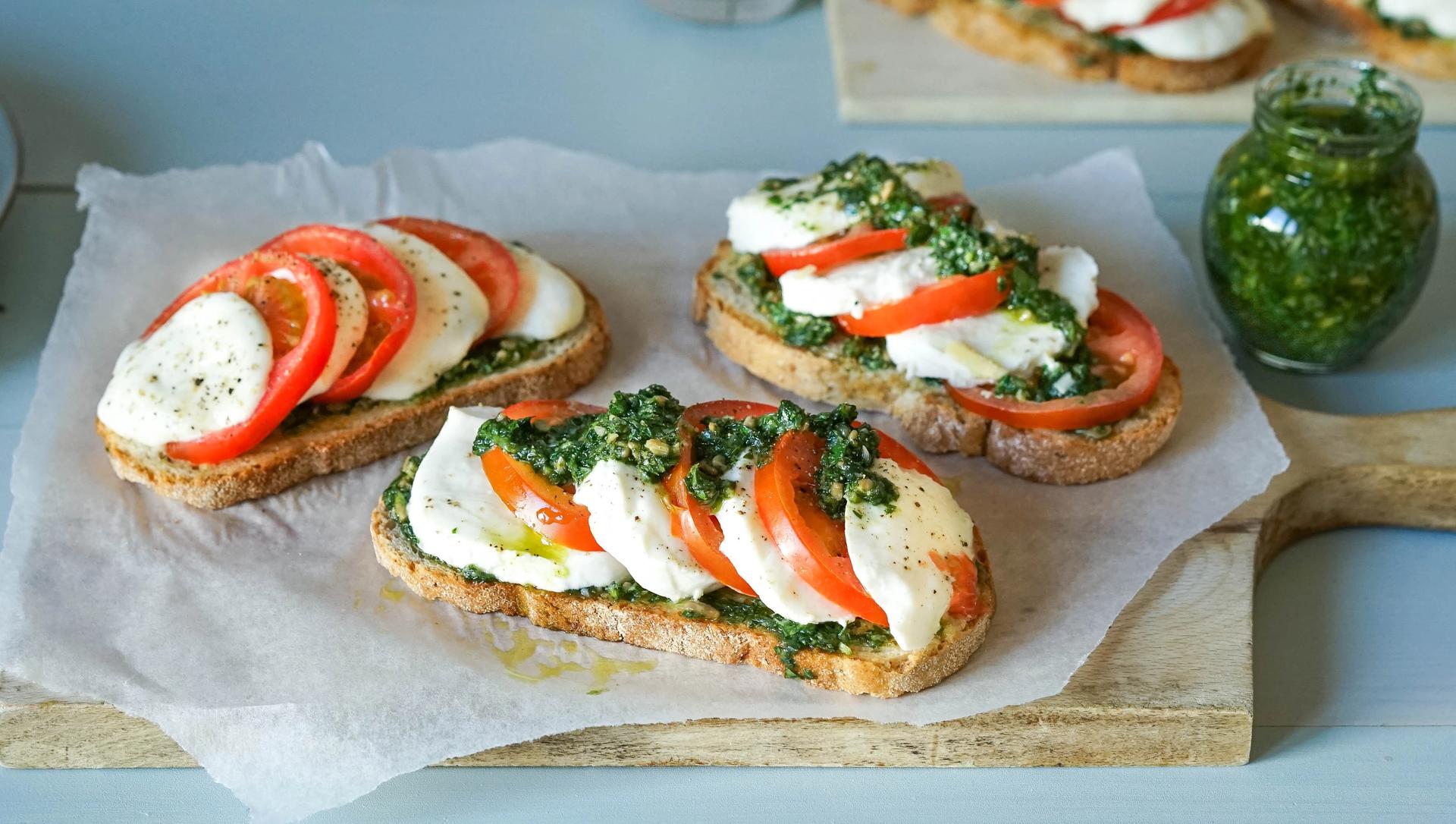 Ostesmørbrød med tomat, mozzarella og urtepesto
