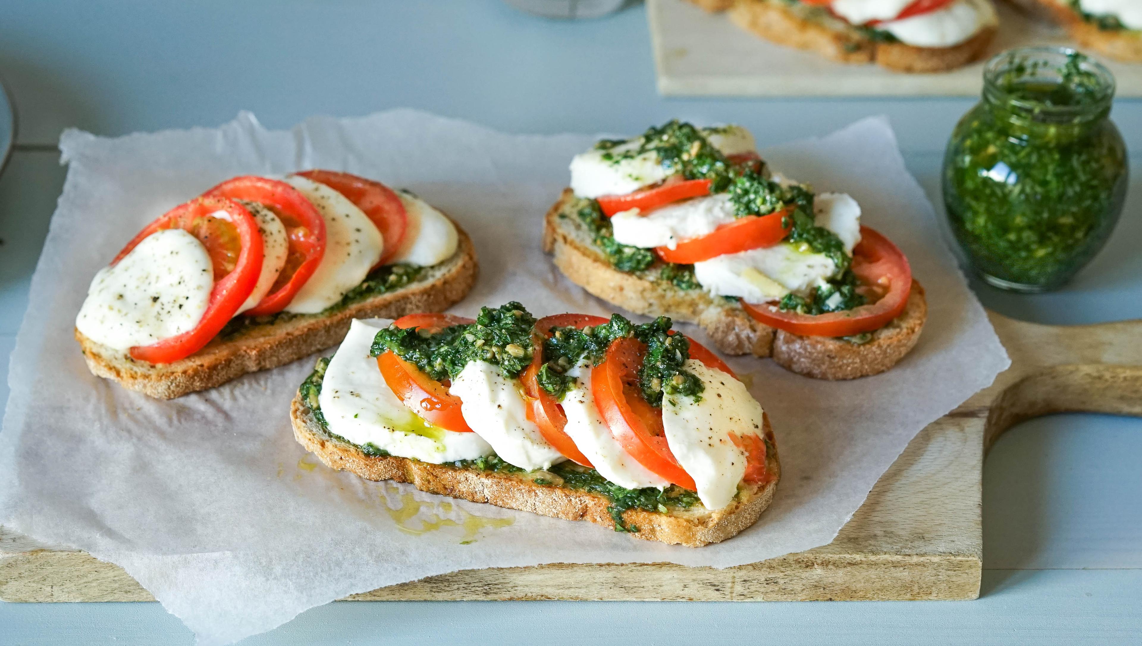 Ostesmørbrød med tomat, mozzarella og urtepesto