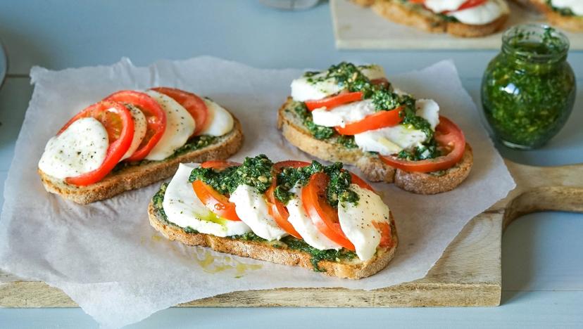 Ostesmørbrød med tomat, mozzarella og urtepesto