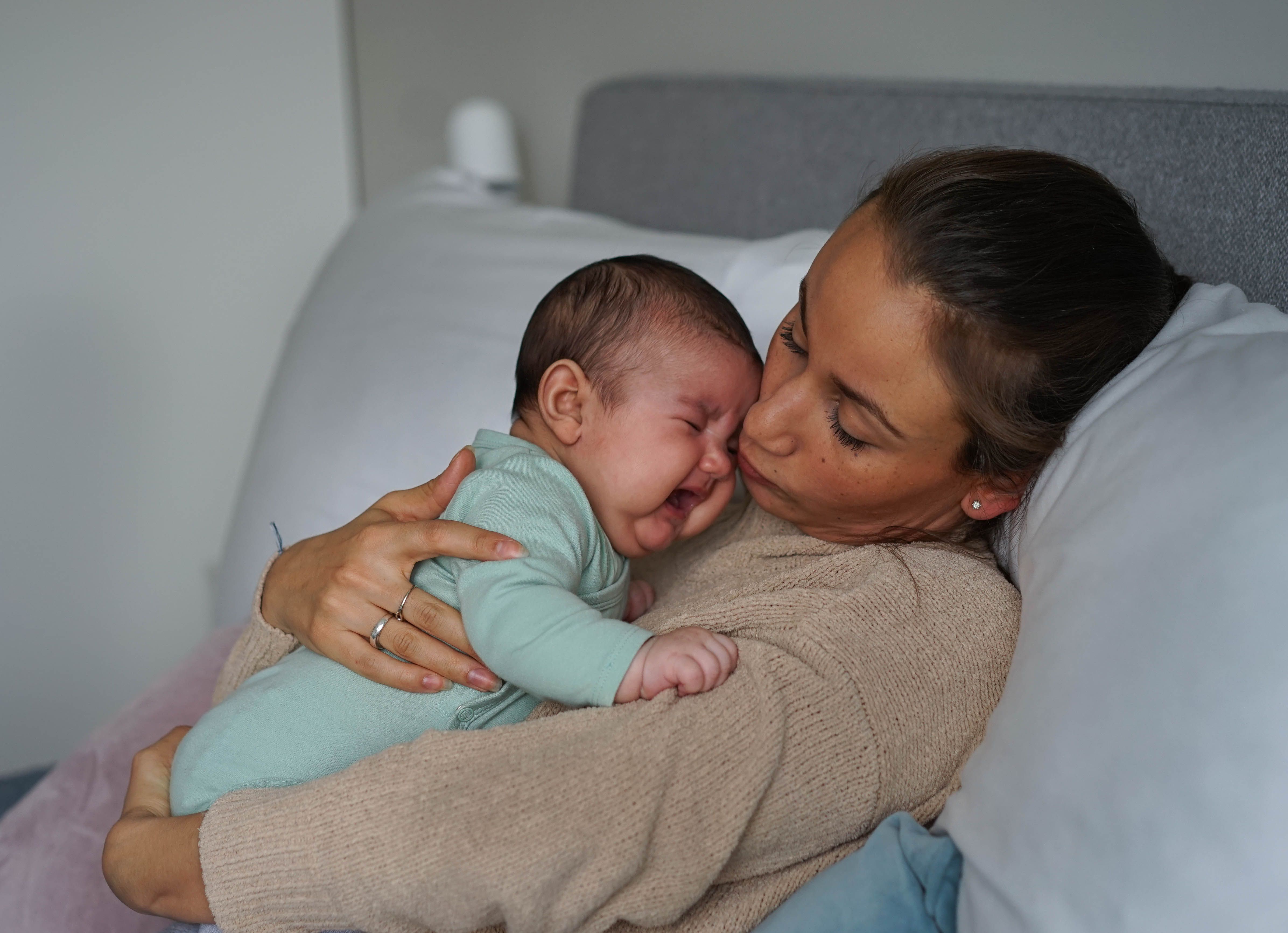 Mor som holder gråtende barn