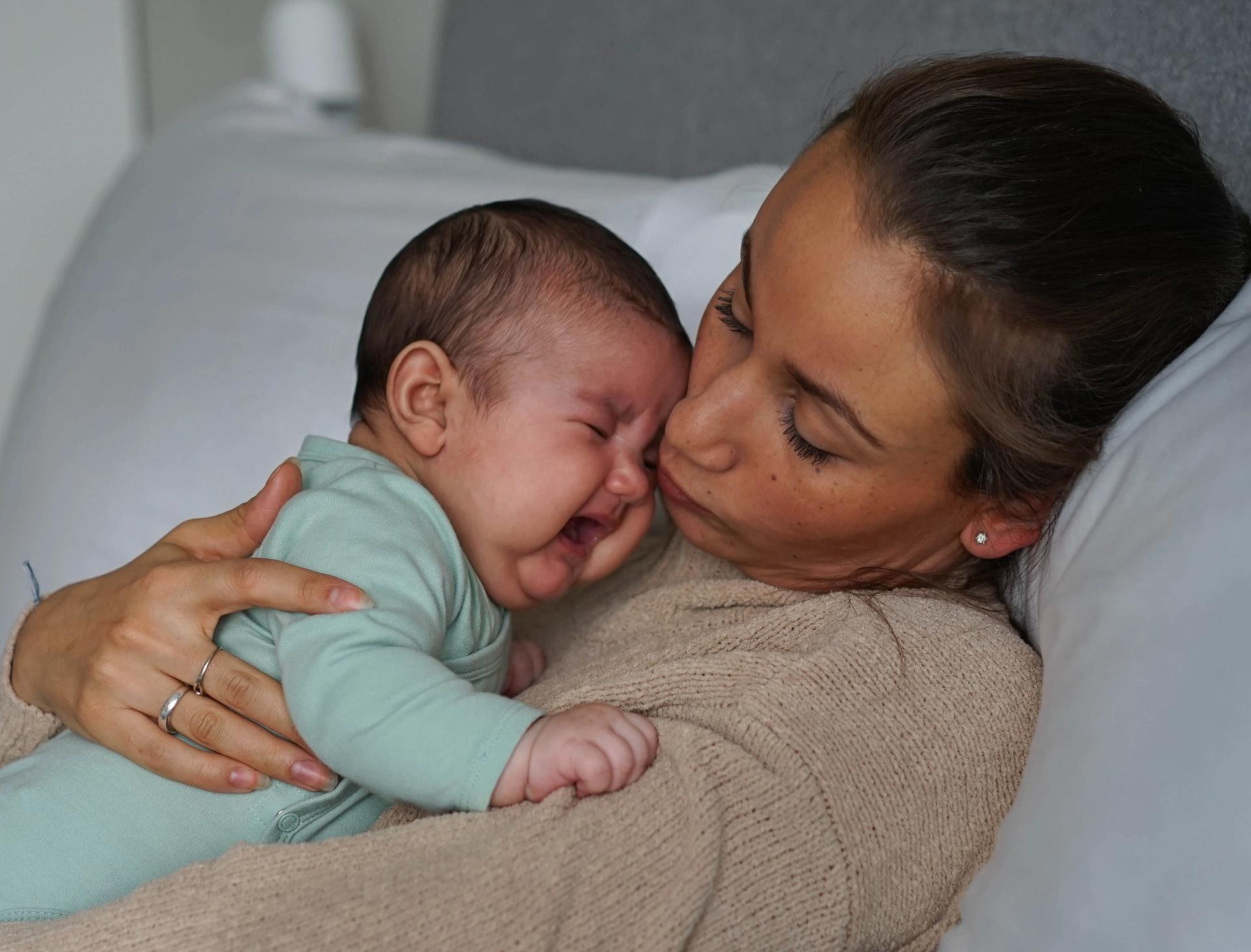 Mor som holder gråtende barn