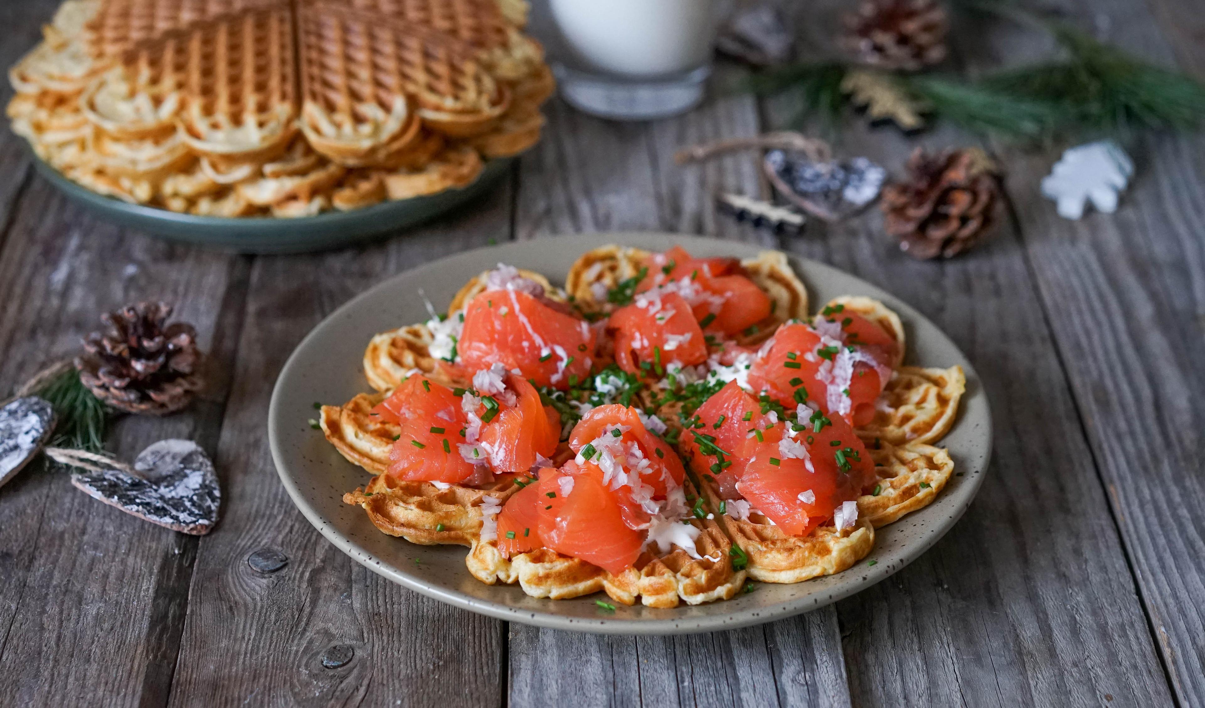 Vafler med røkelaks og crème fraîche
