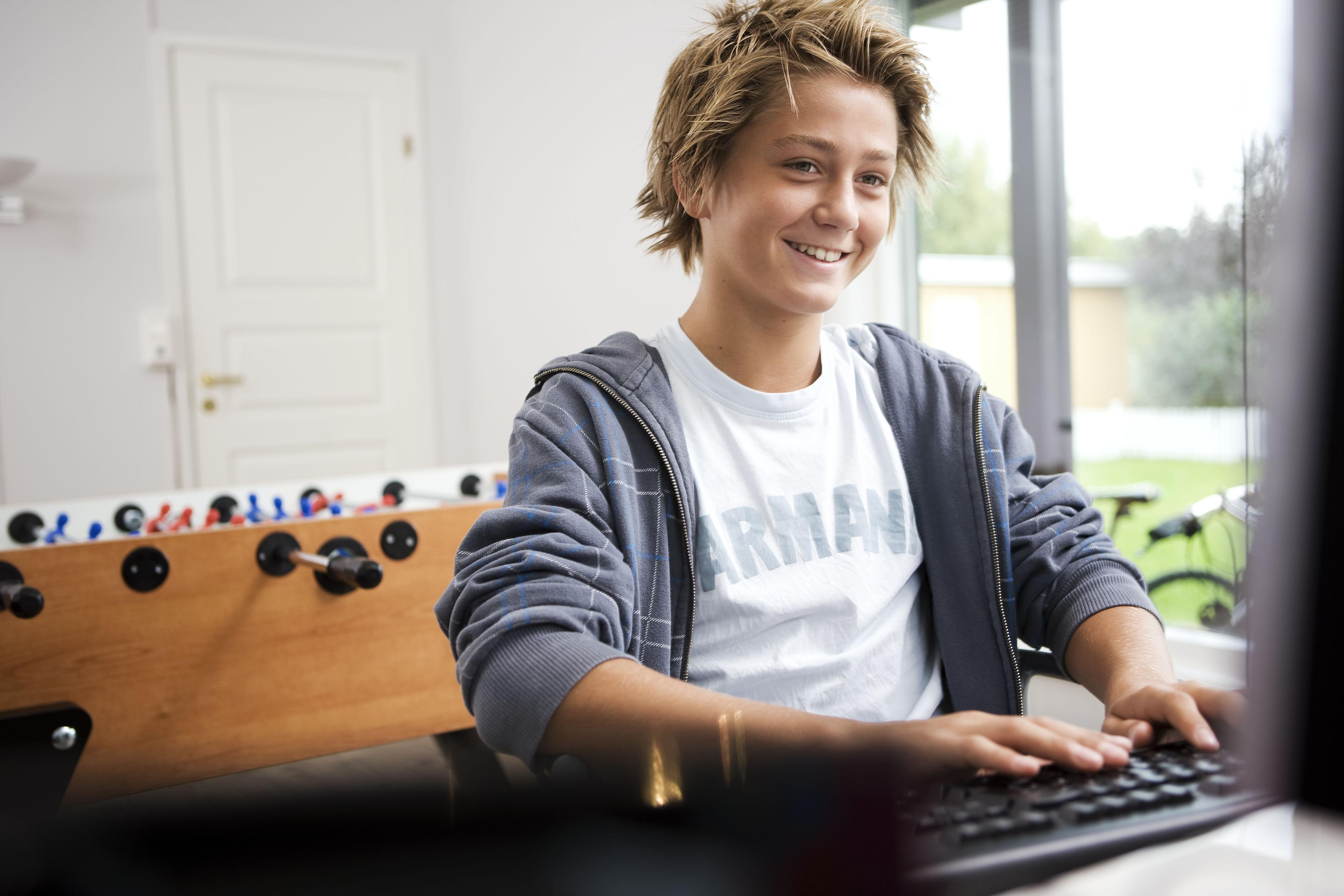 Ungdomsgutt som sitter foran en pc-skjerm.
