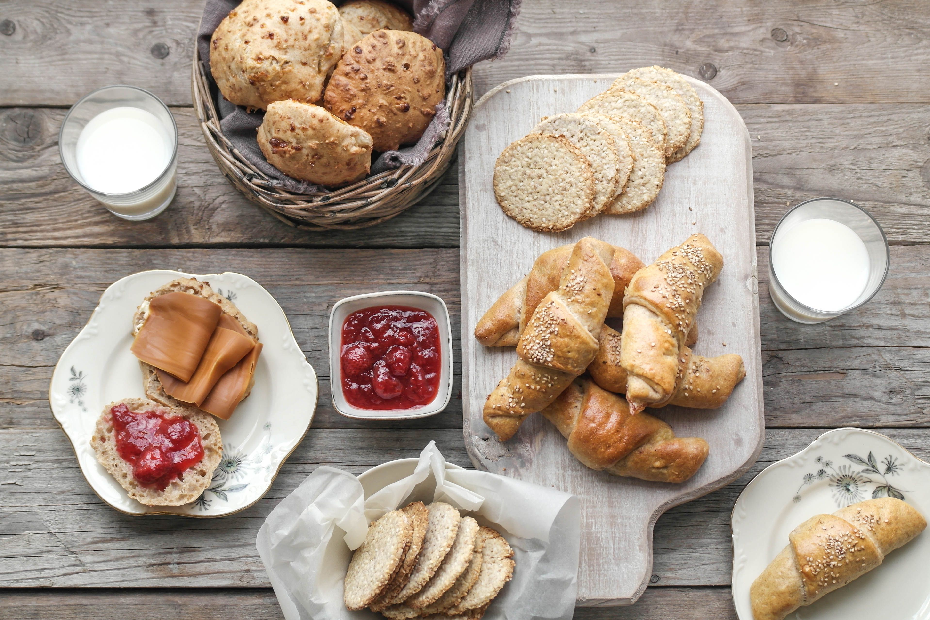 bord med scones, fylte horn, havrekjeks, syltetøy og melk