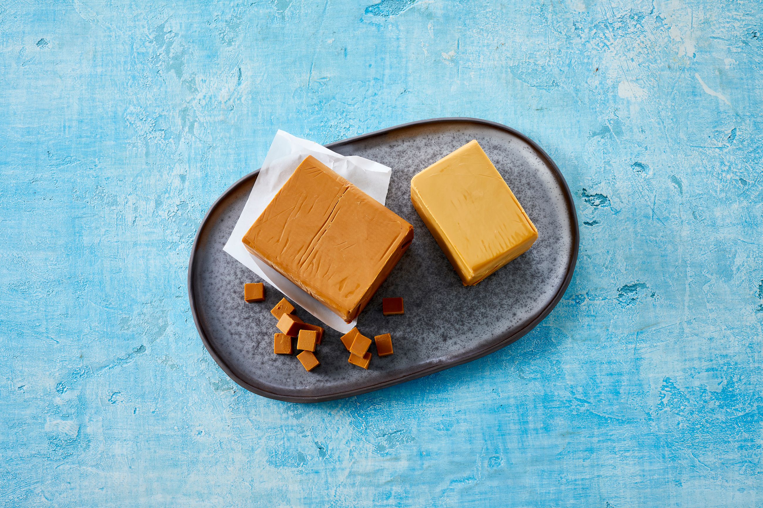 To brunoster på tallerken