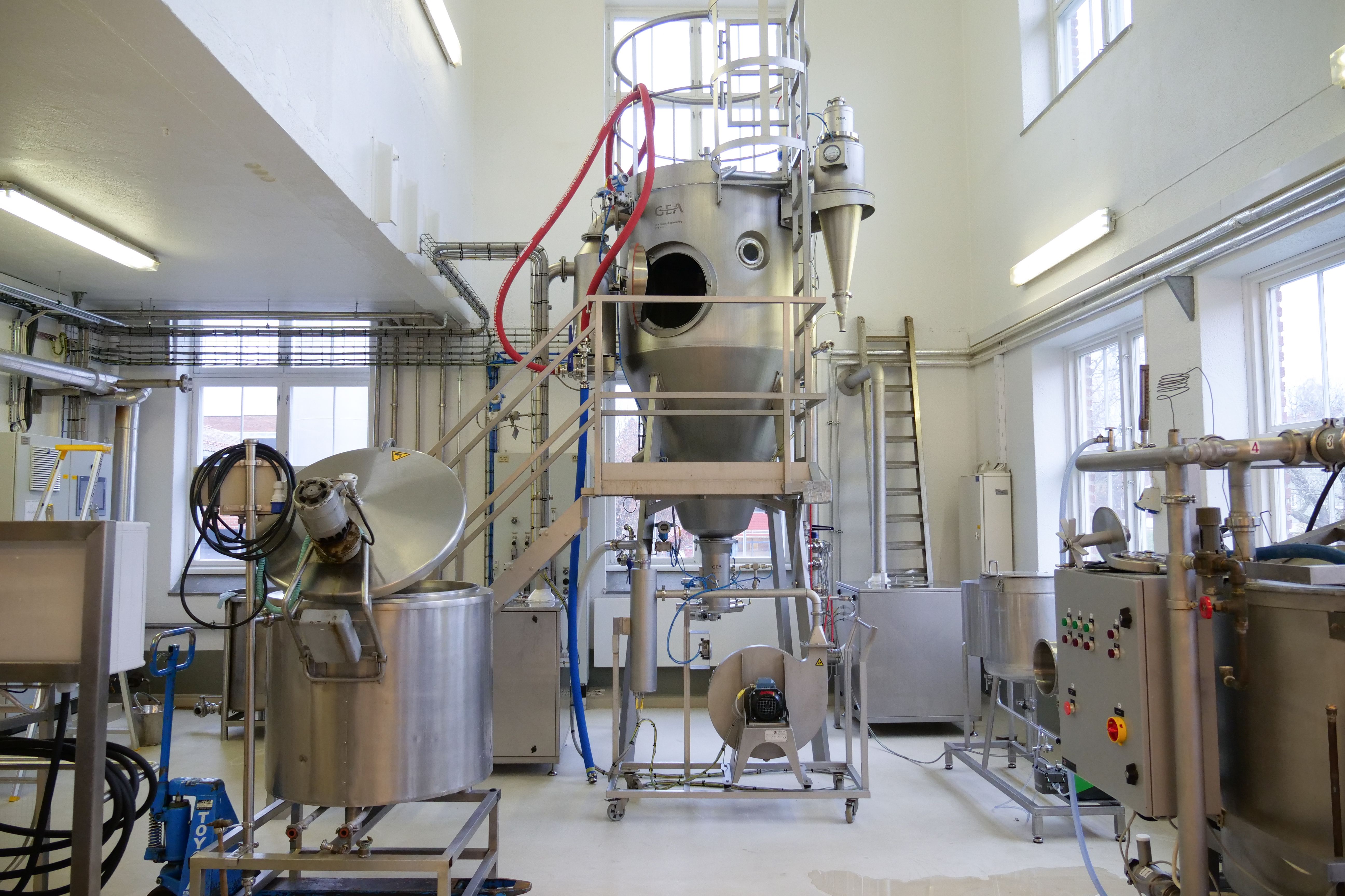 Spraytørker i pilotanlegget ved Norges miljø- og biovitenskapelige universitet.