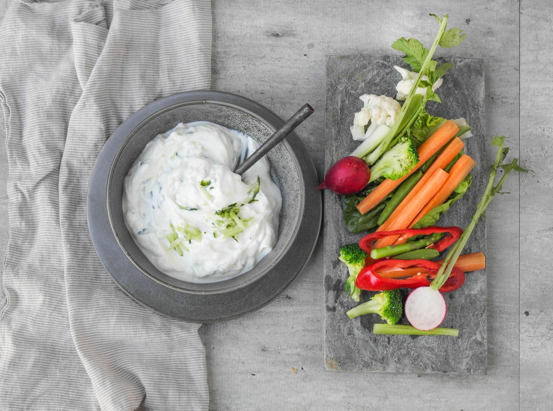 et fat med grønnsaker og tzatziki