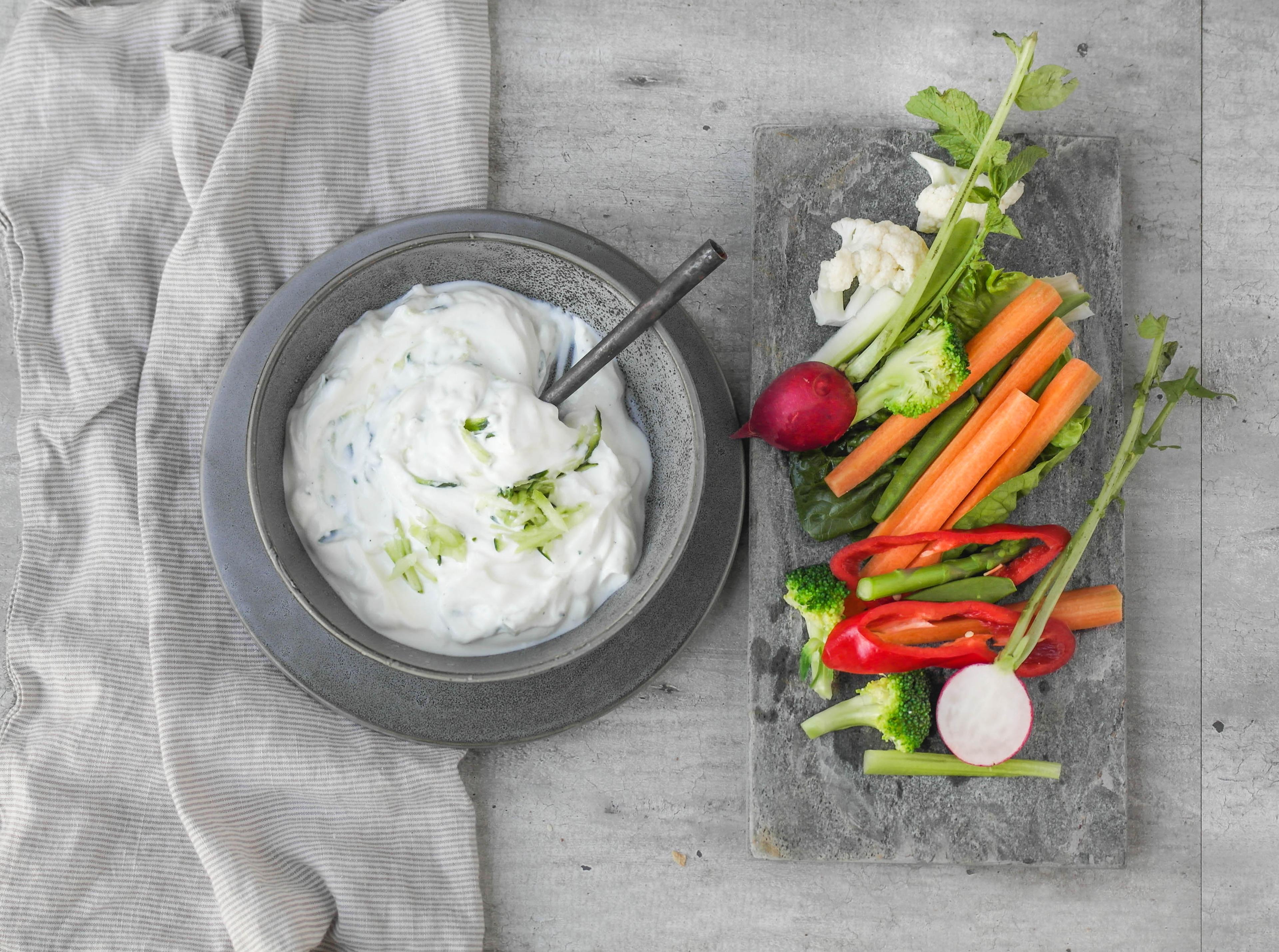 et fat med grønnsaker og tzatziki