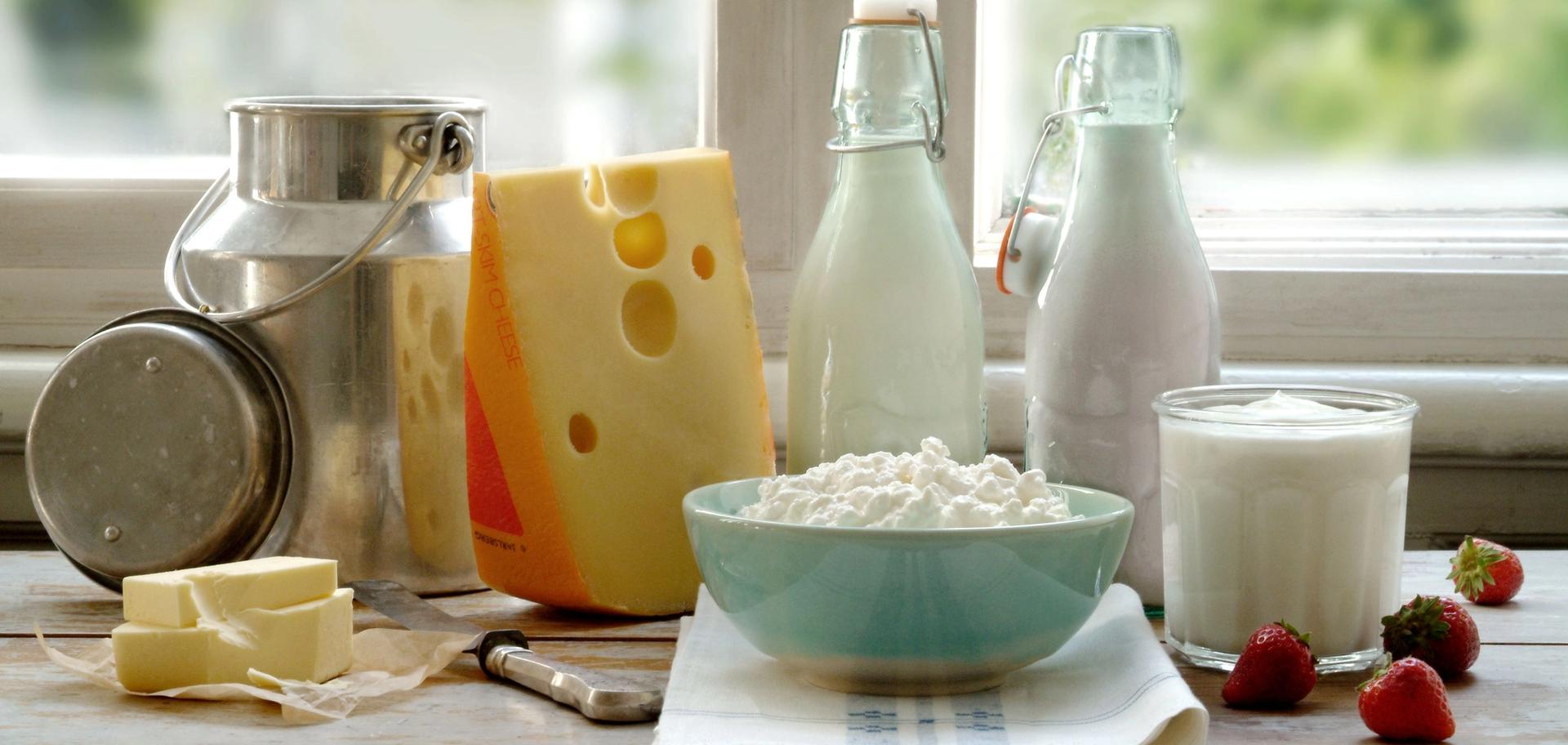 Mange ulike meieriprodukter som står ved siden av hverandre i en vinduskarm.