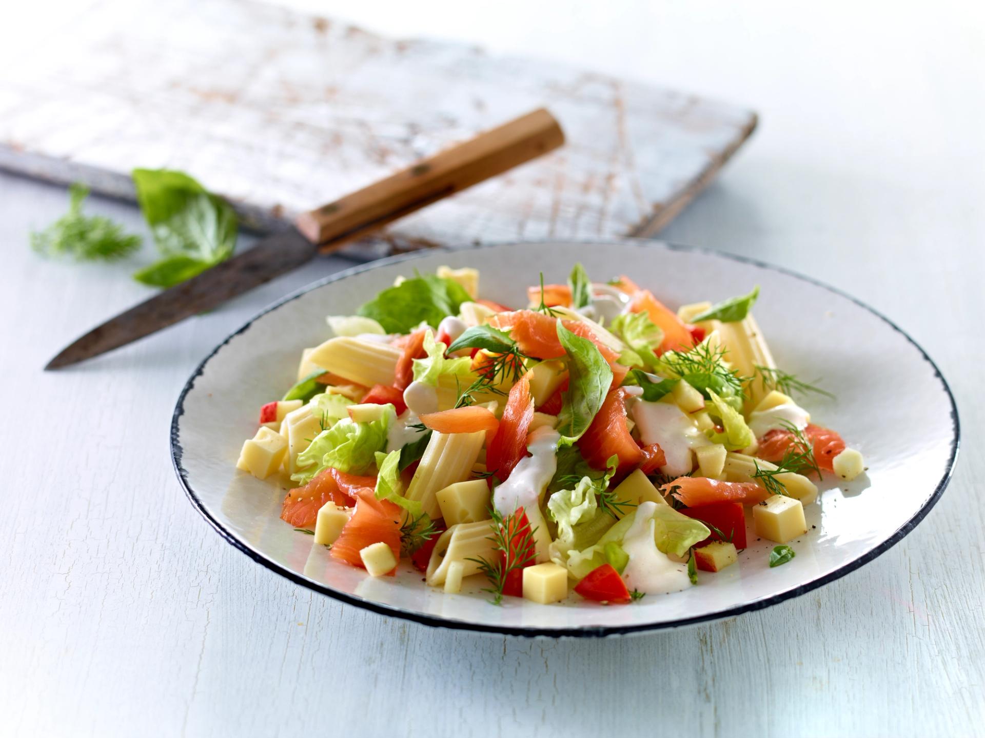 Pastasalat med røkelaks