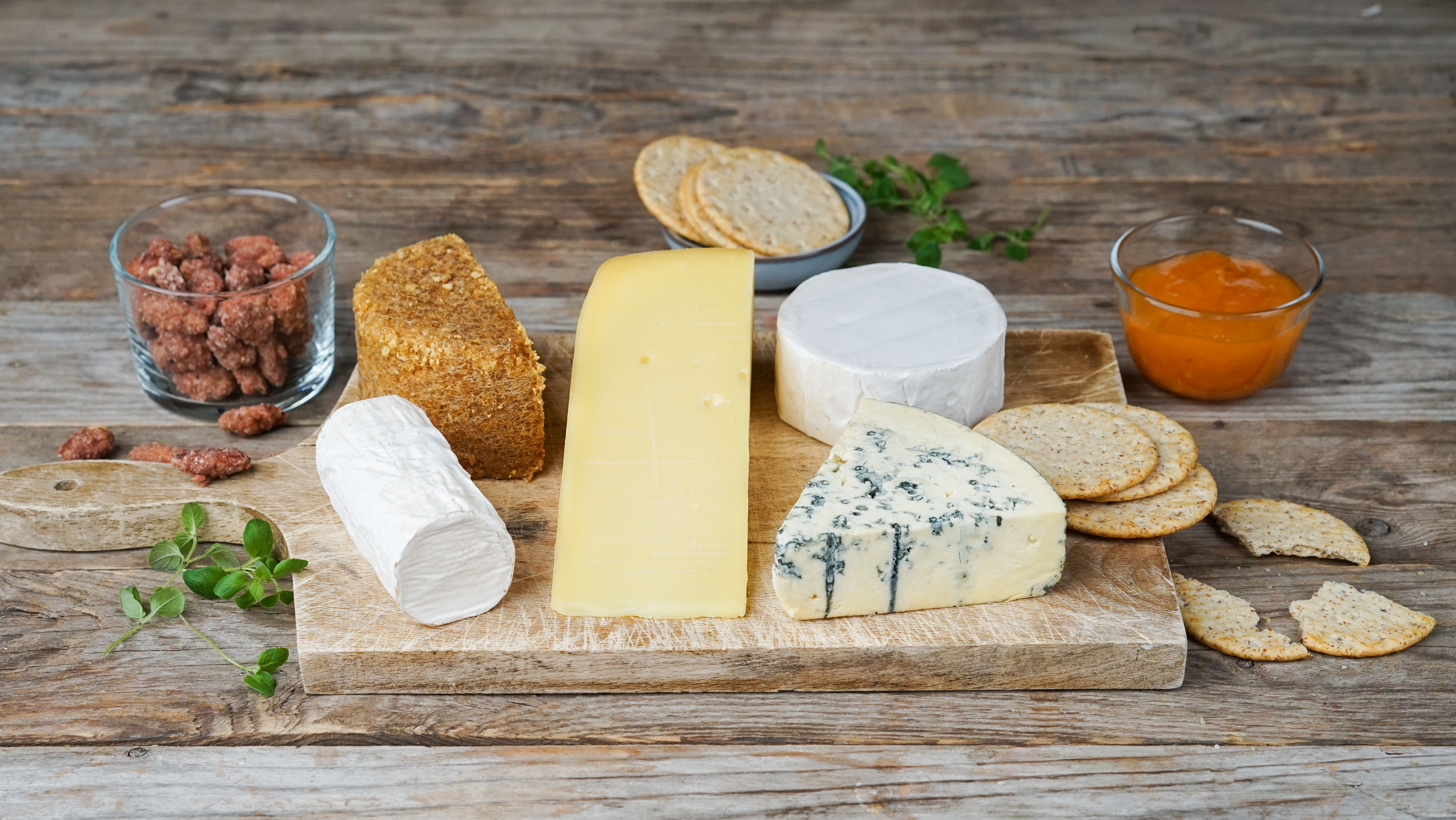 Brett med oster og tilbehør