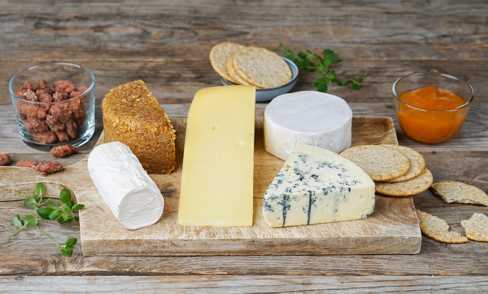 Brett med oster og tilbehør