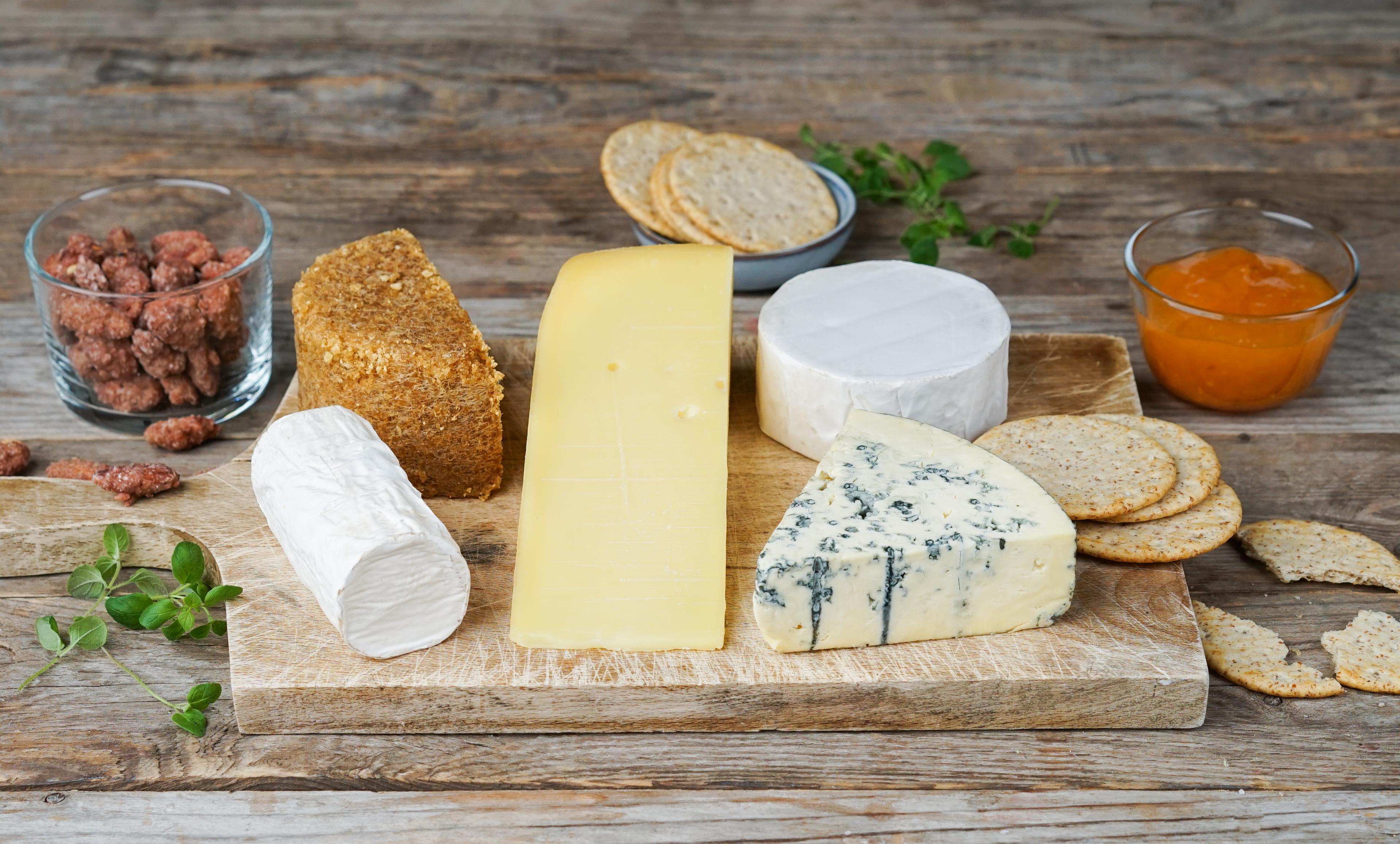 Brett med oster og tilbehør