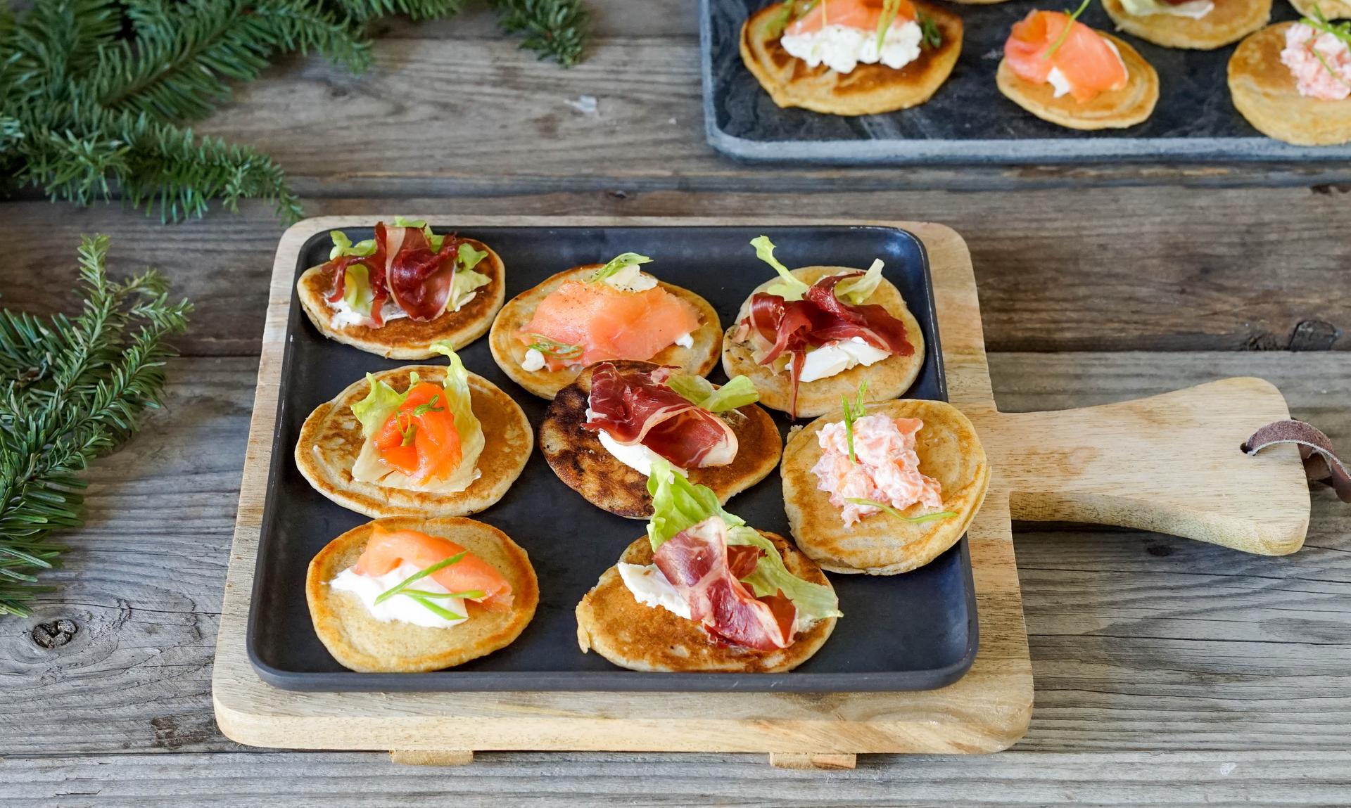 blinis med røkelaks og spekeskinke