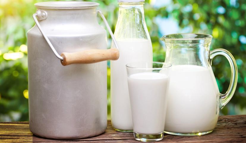 Melkespann, melkeflaske og glass med melk