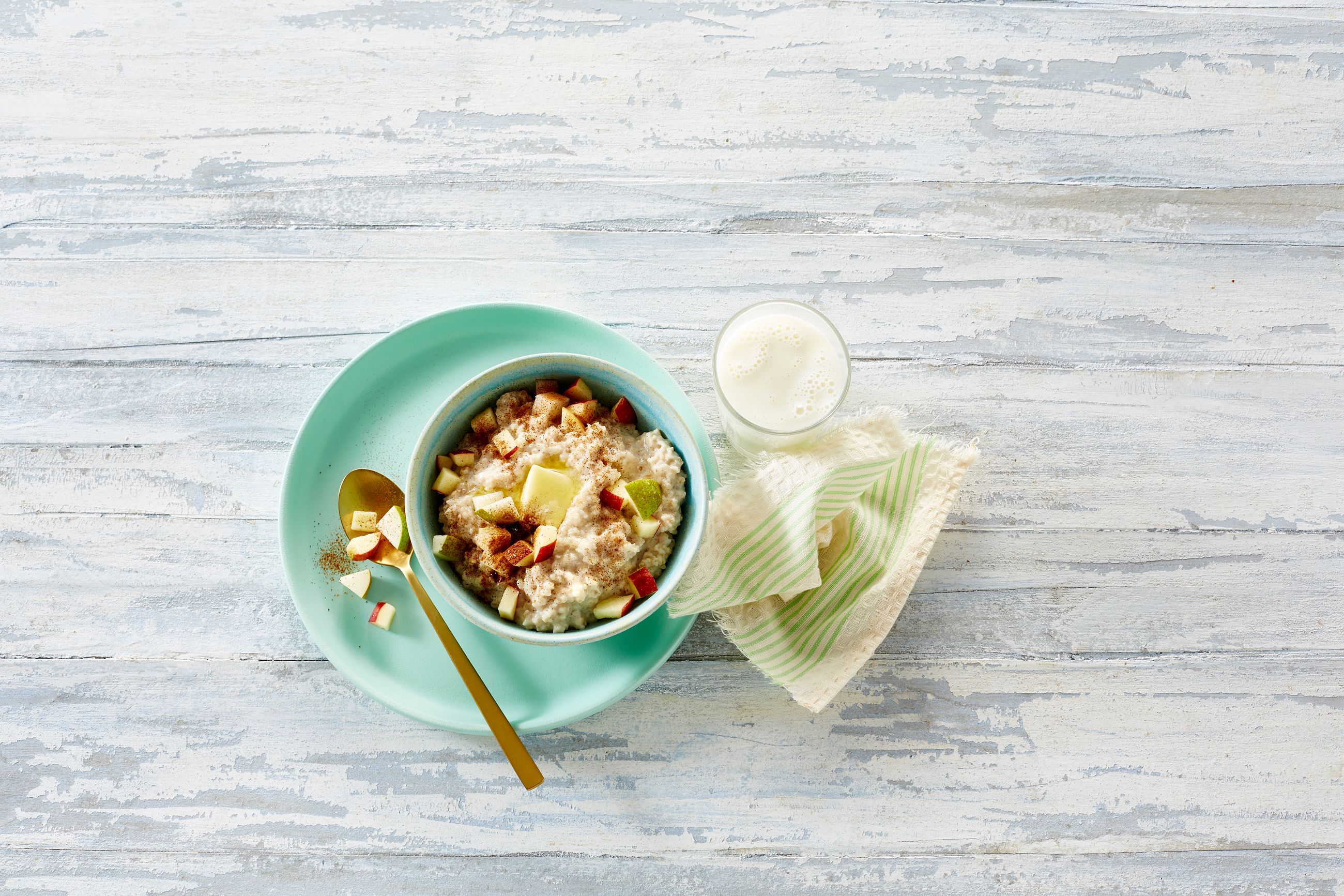 Havregrøt og et glass melk