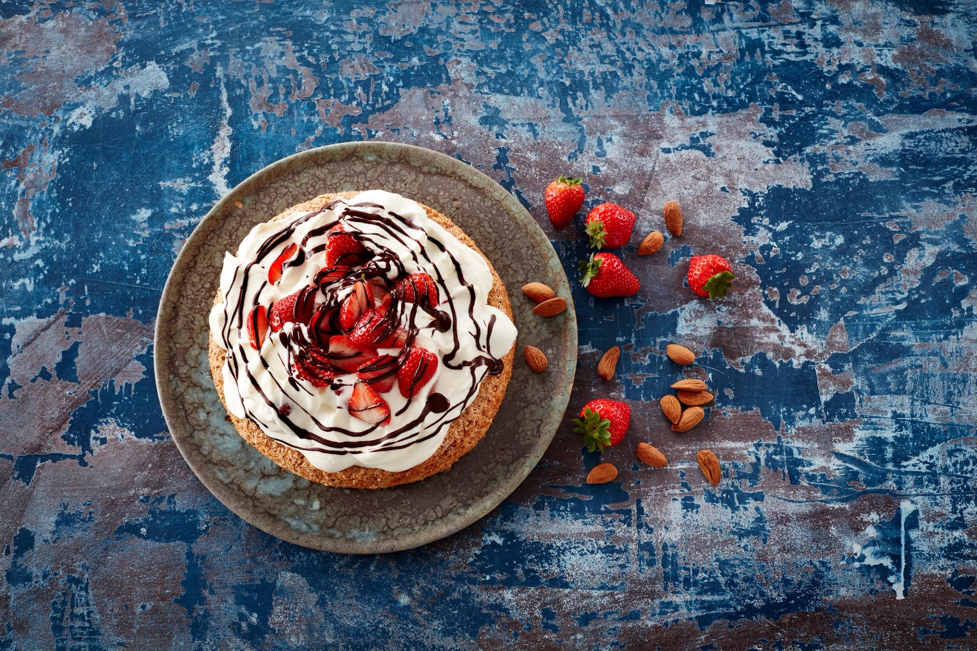 Mandelbunn med jordbærkrem 