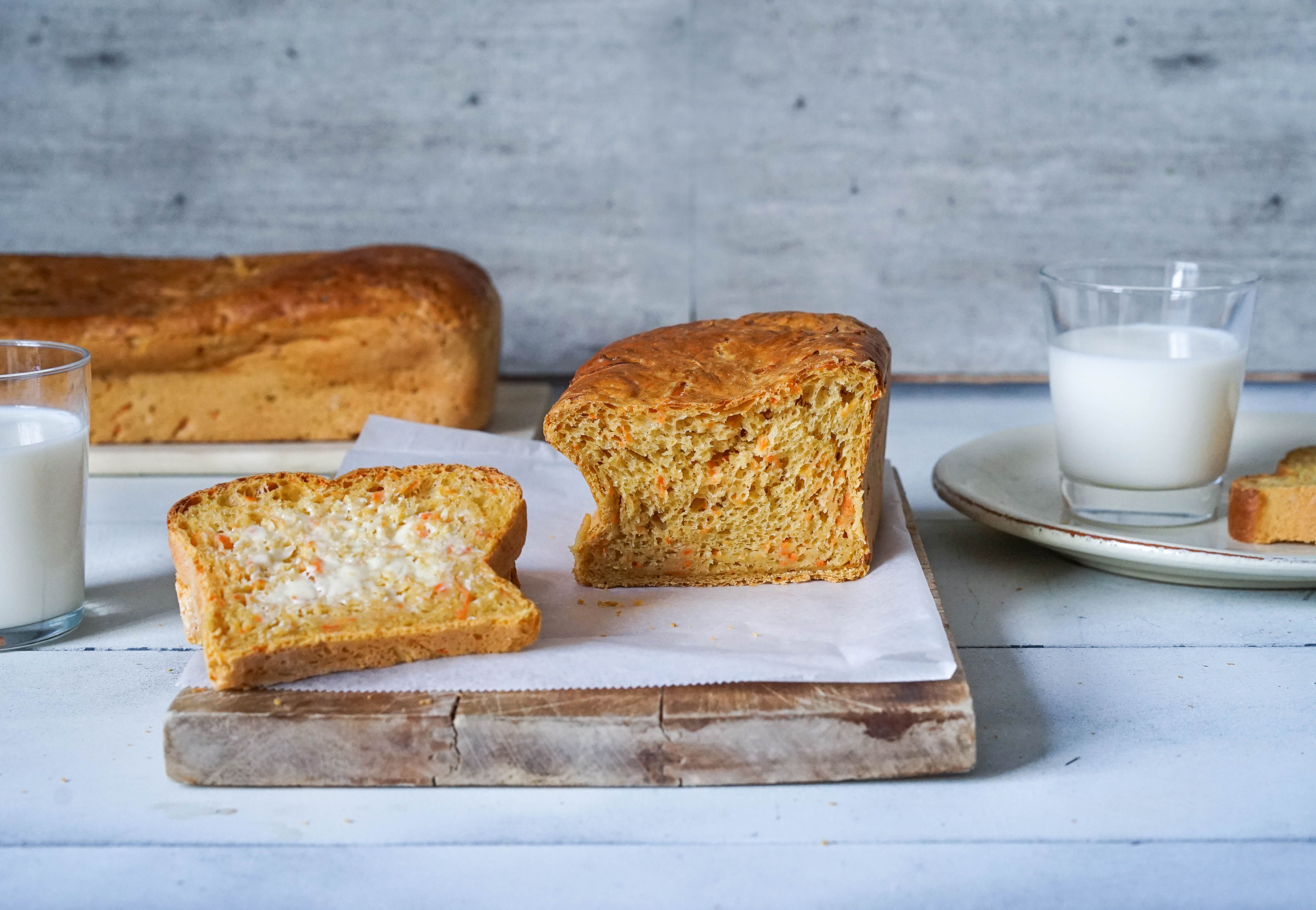 Gulrotbrød med smør og et glass melk