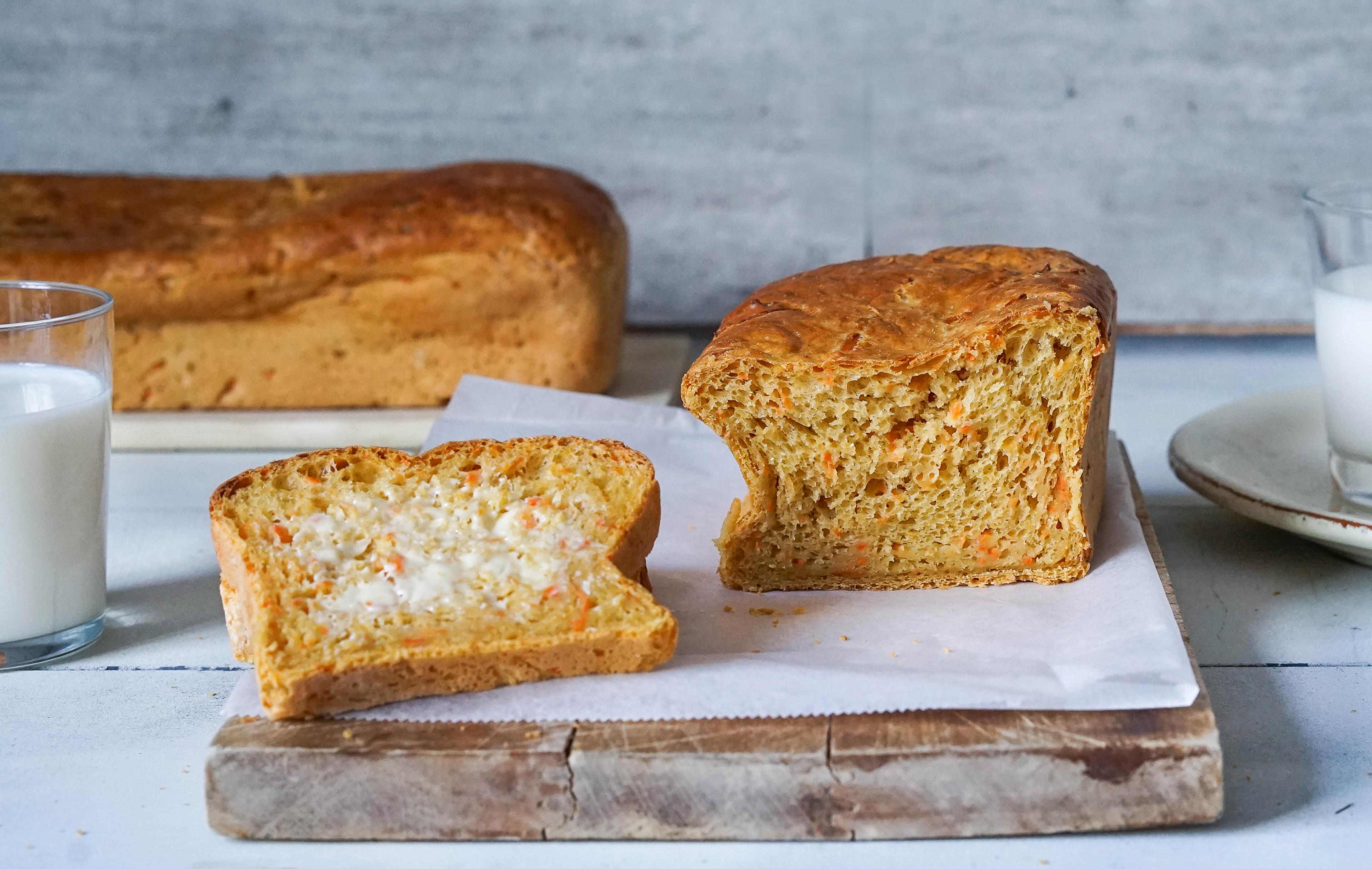 Gulrotbrød med smør og et glass melk