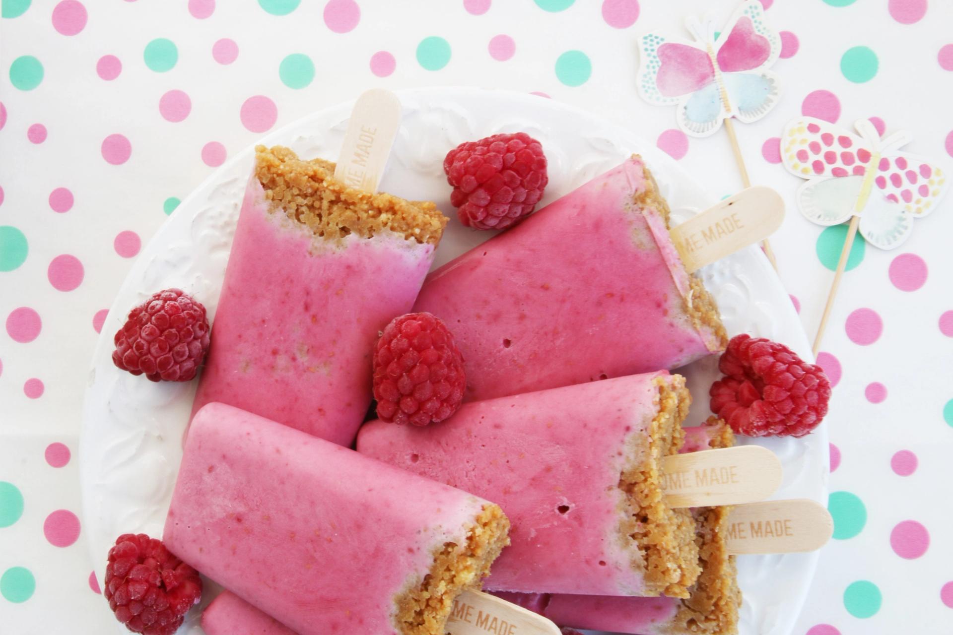 Ostekakeis med bringebær