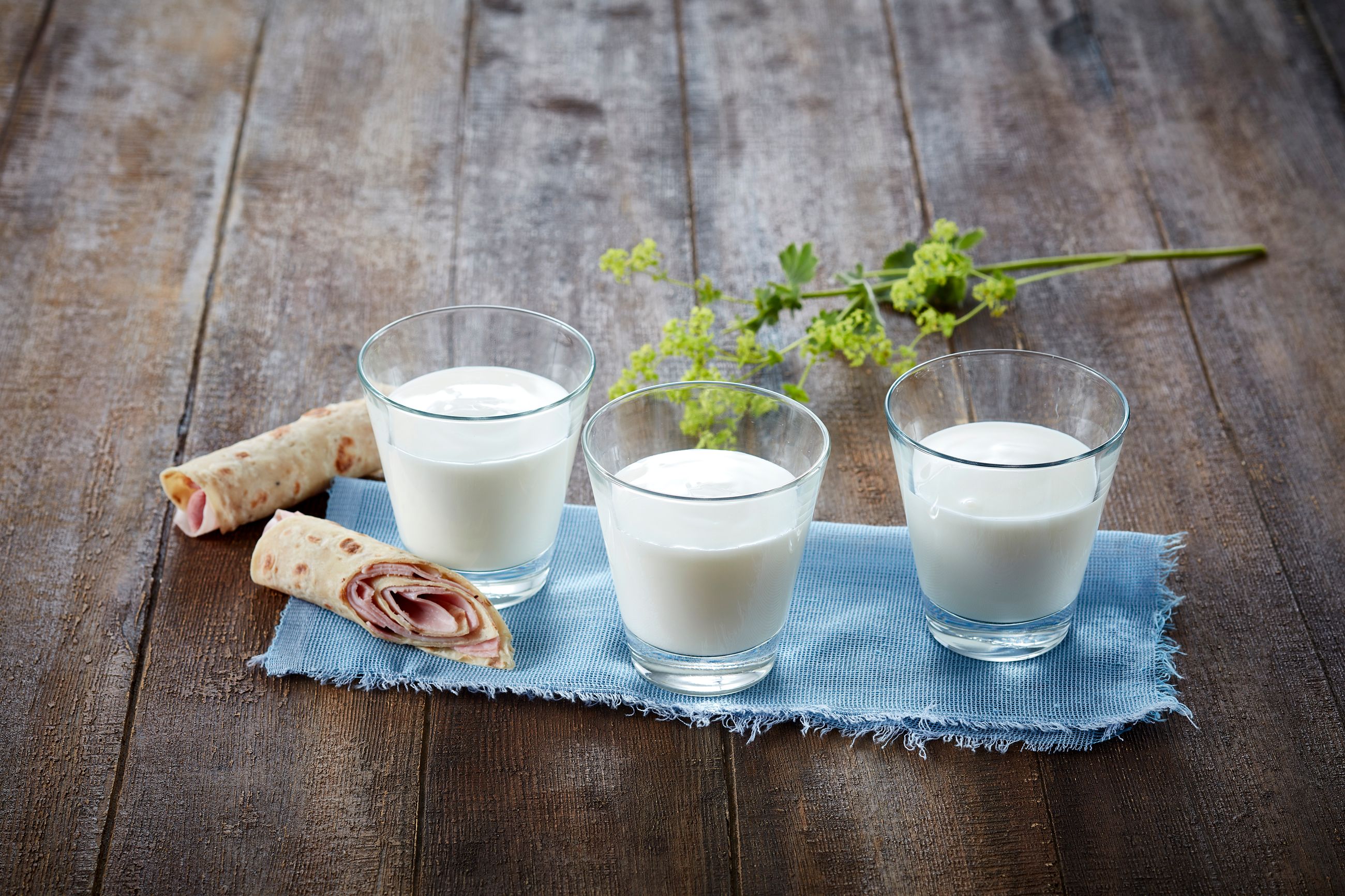 Tre glass melk med tettegress og påsmurt lompe
