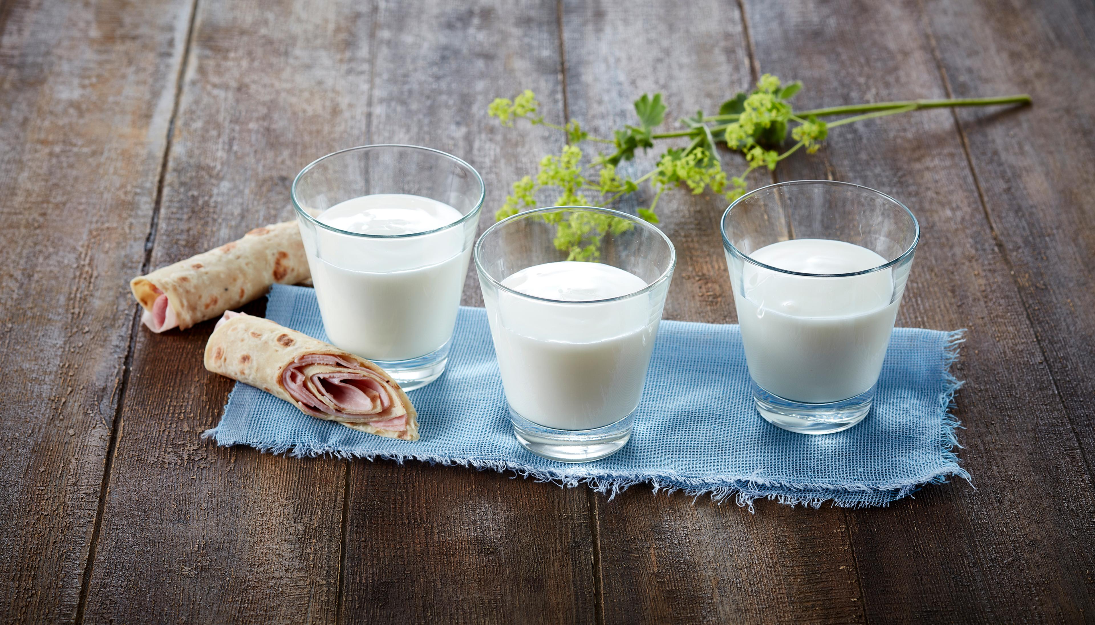 Tre glass melk med tettegress og påsmurt lompe