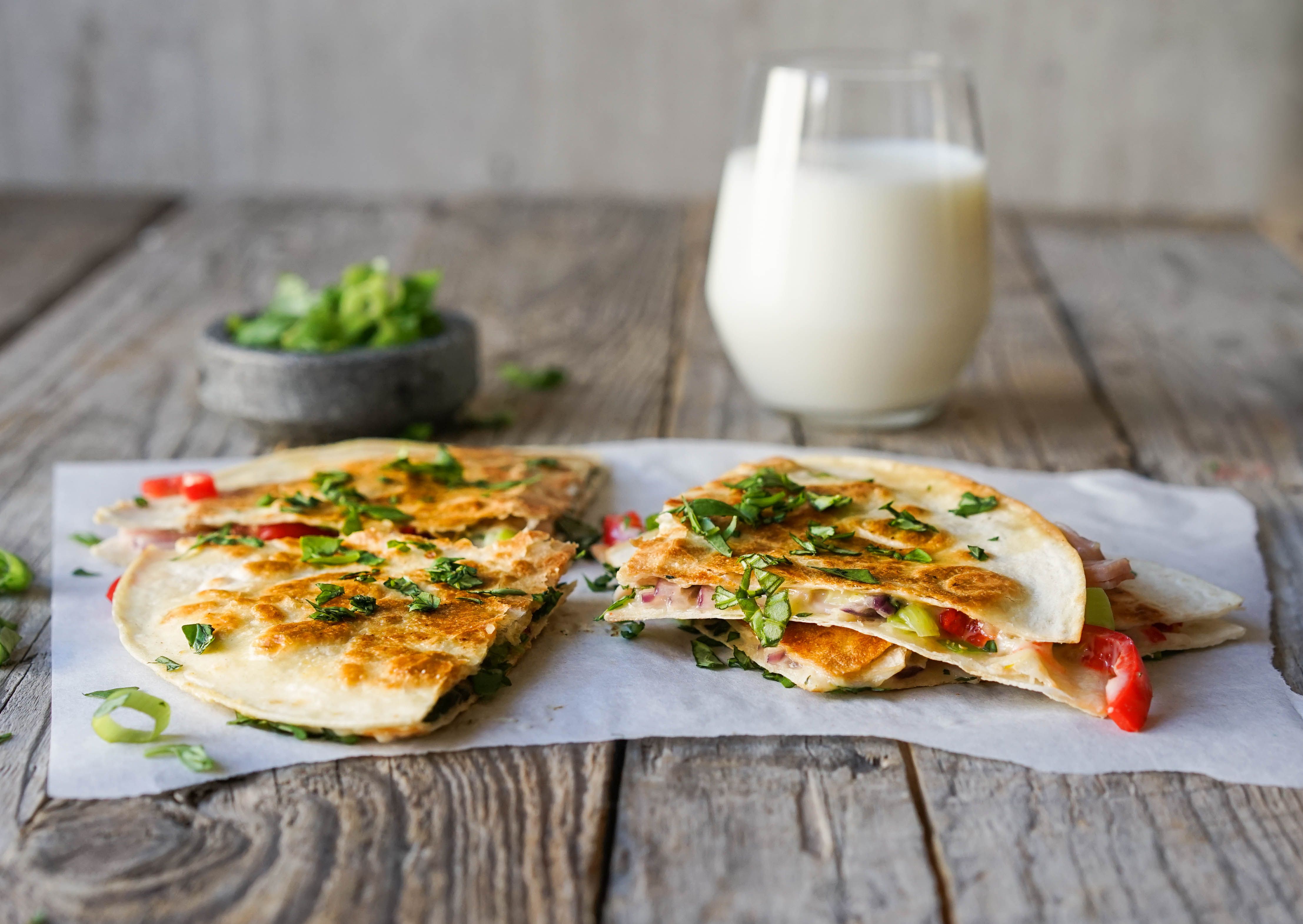 quesadillas med skinke, smøreost og basilikum